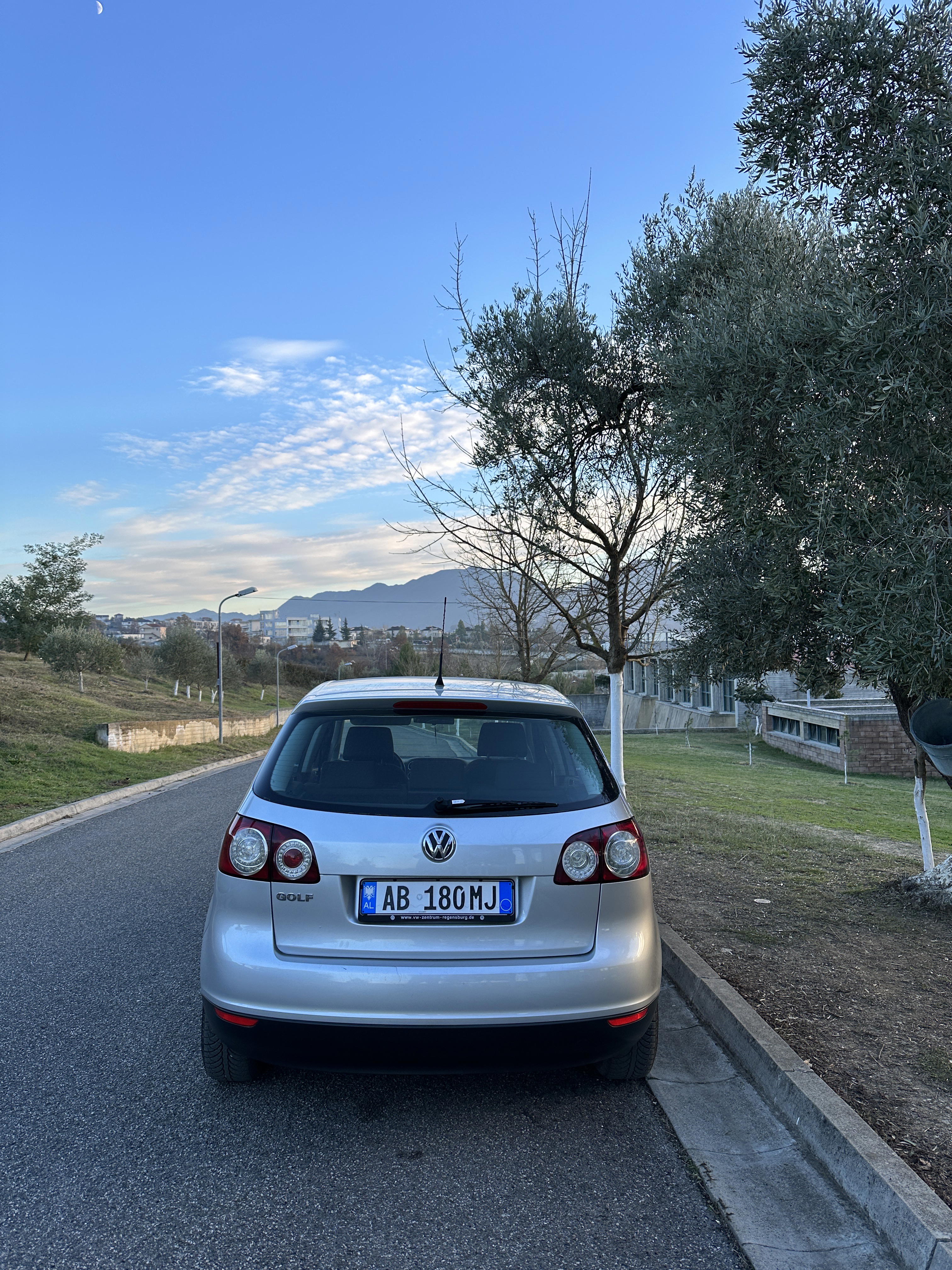 Volkswagen Golf Plus - side view