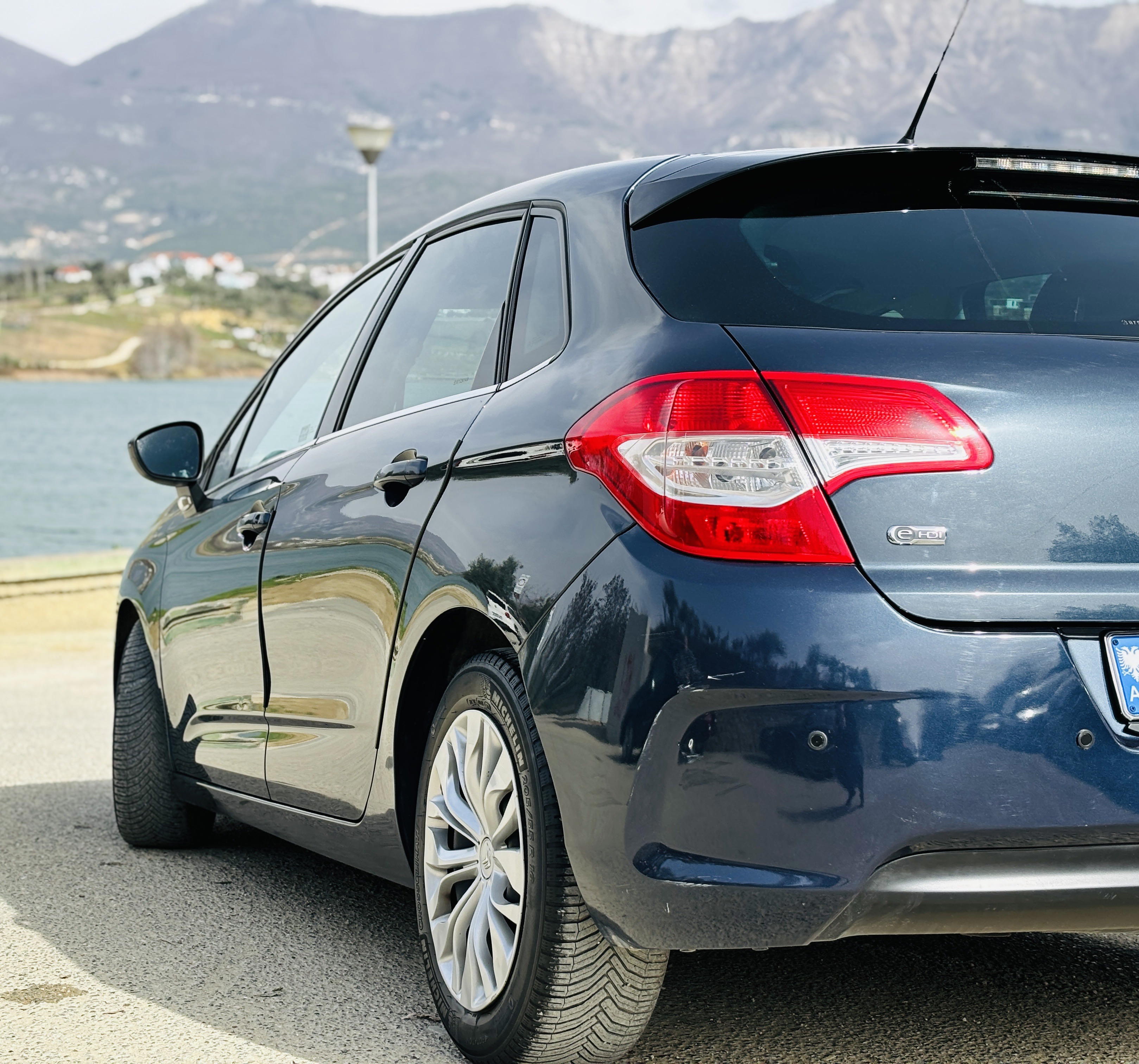Citroen C4 - side view