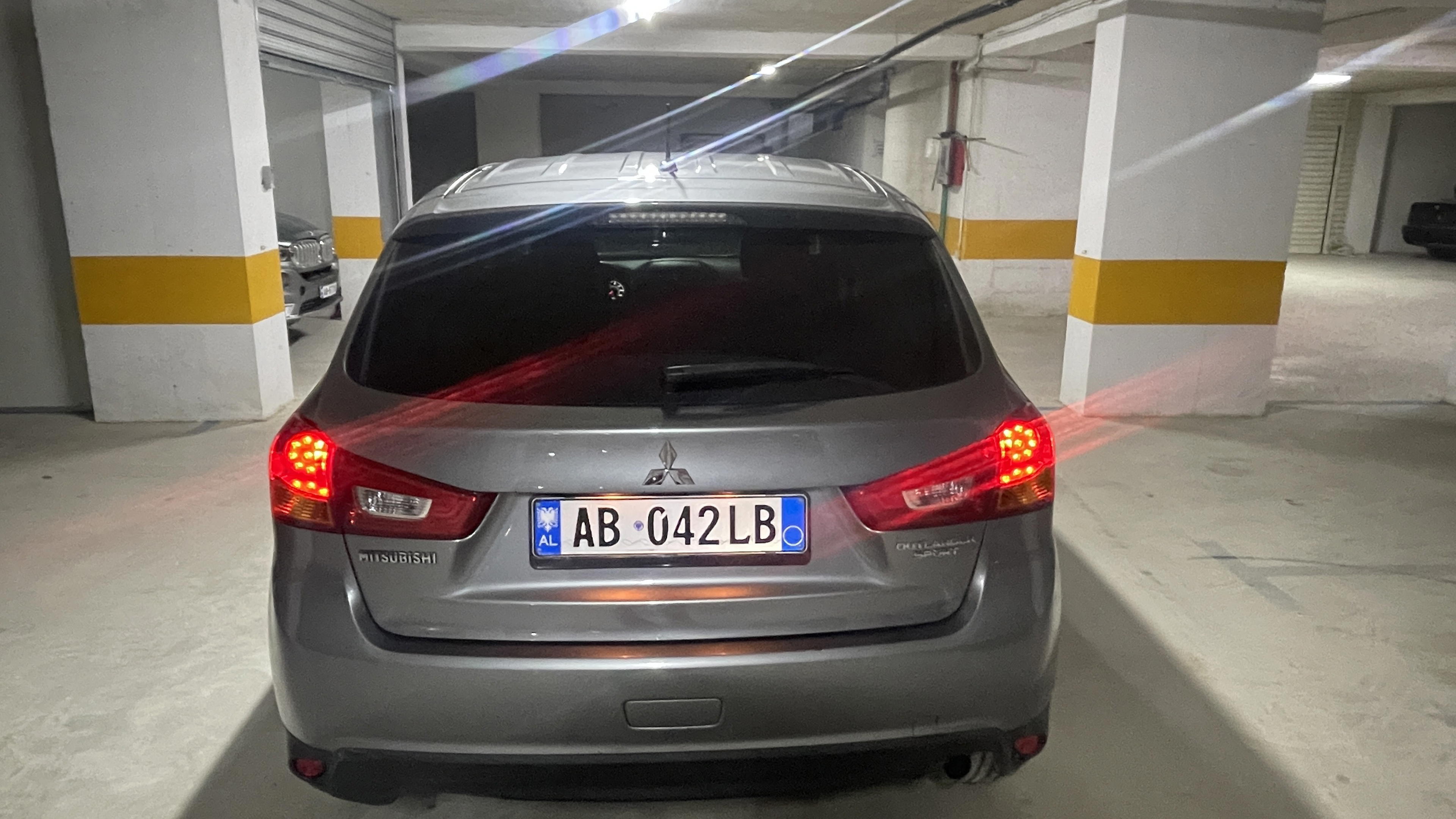 Mitsubishi Outlander - side view
