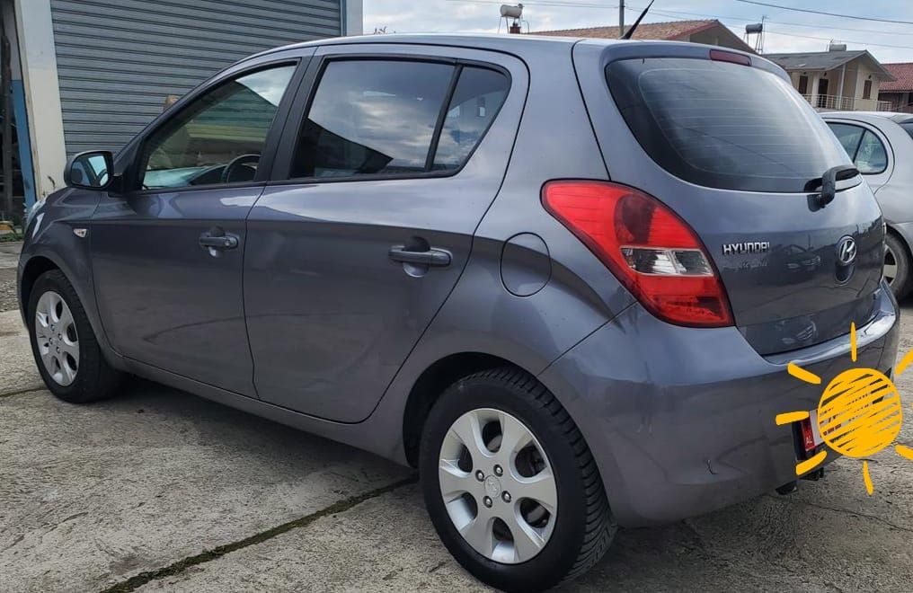 Hyundai Accent - side view