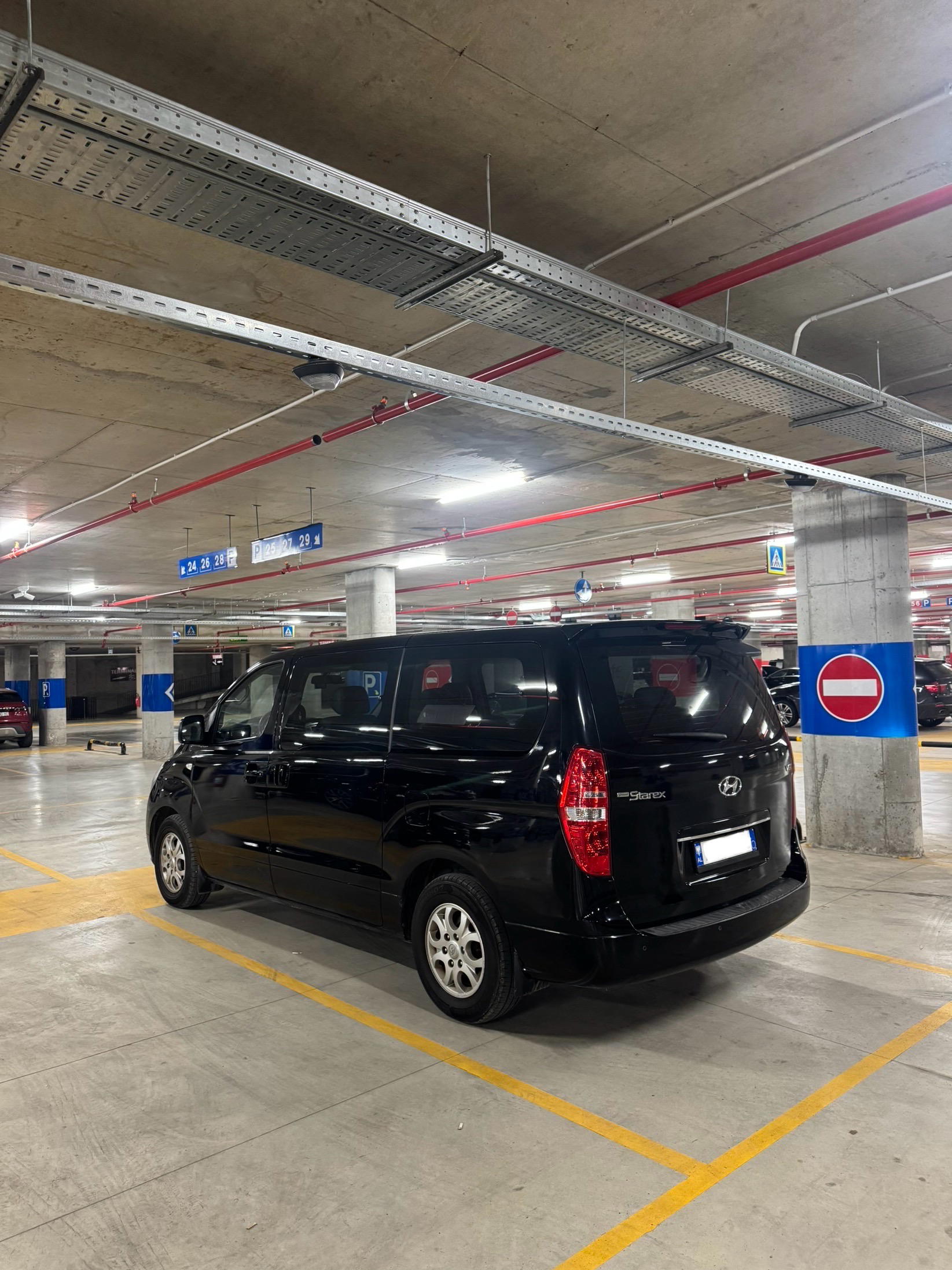 Hyundai Starex - side view