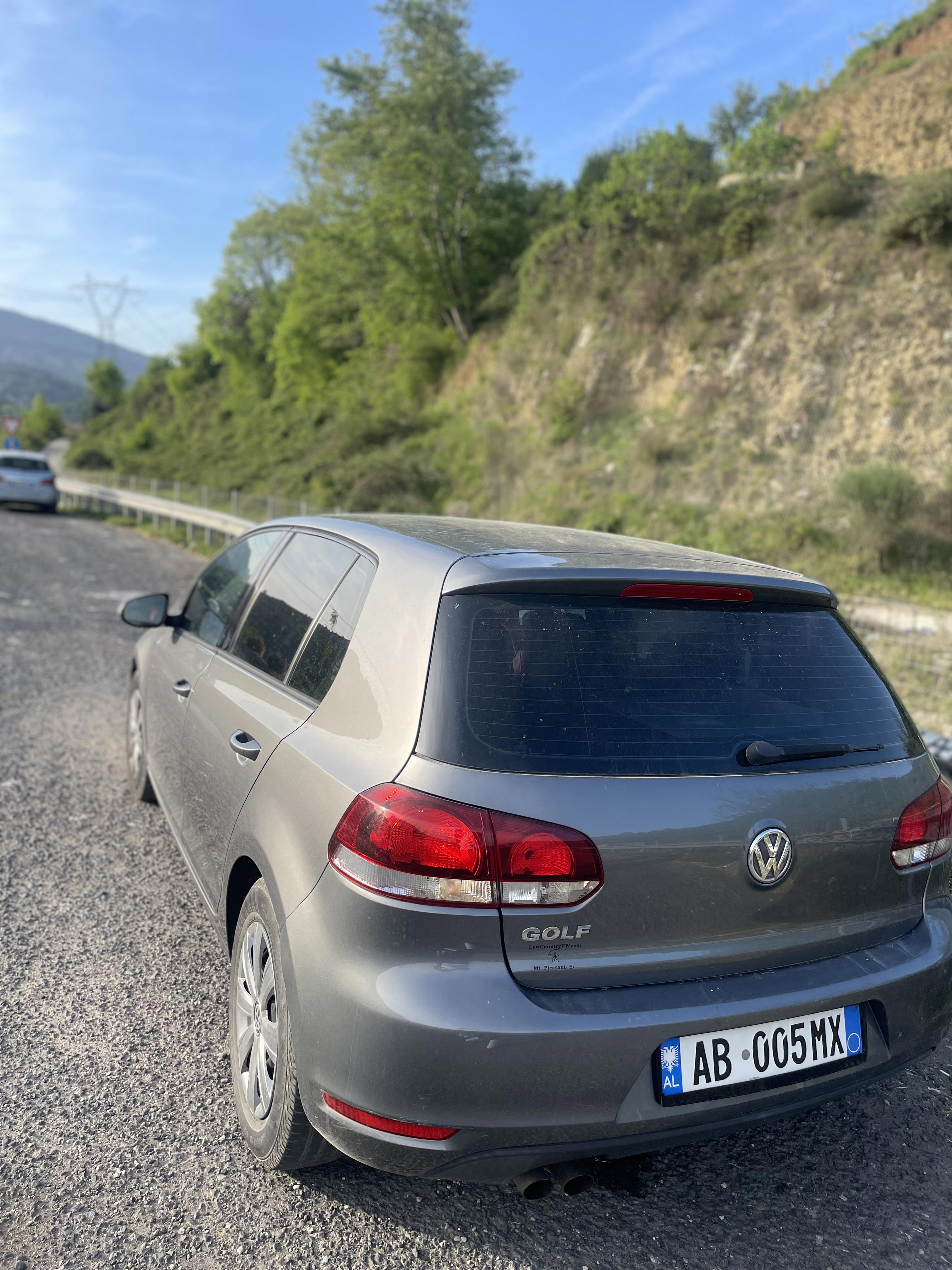 Volkswagen Golf - side view