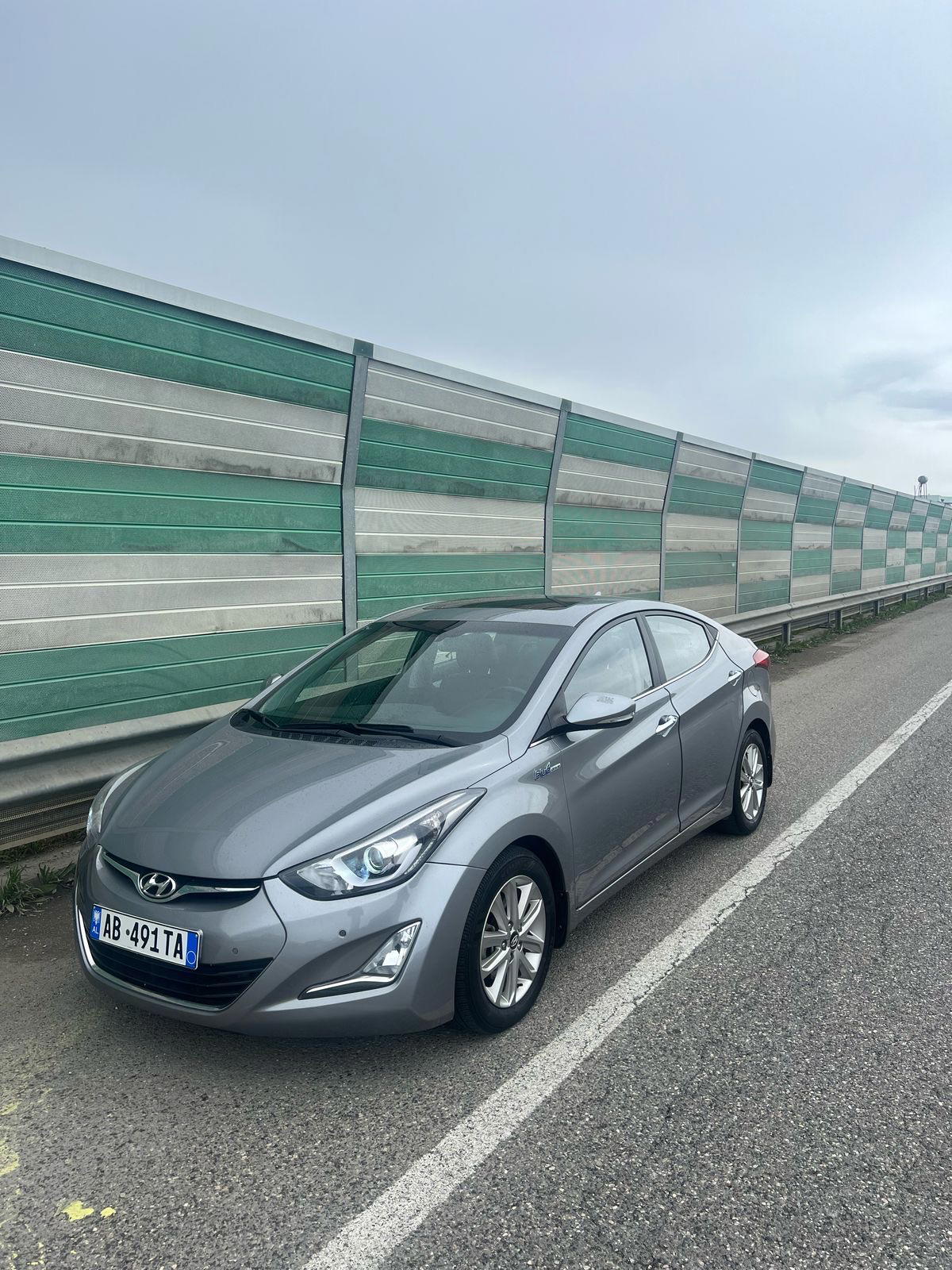 Hyundai Avante - side view