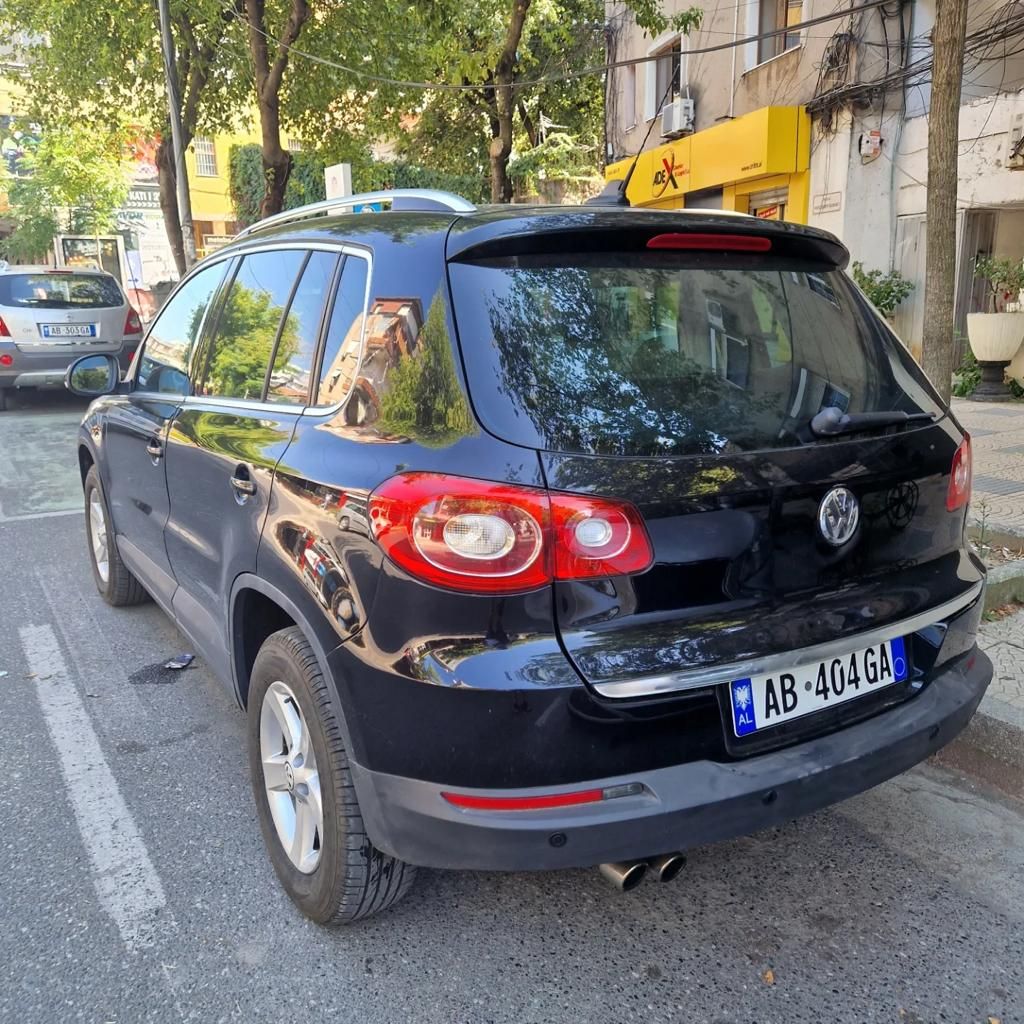 Volkswagen Tiguan - side view