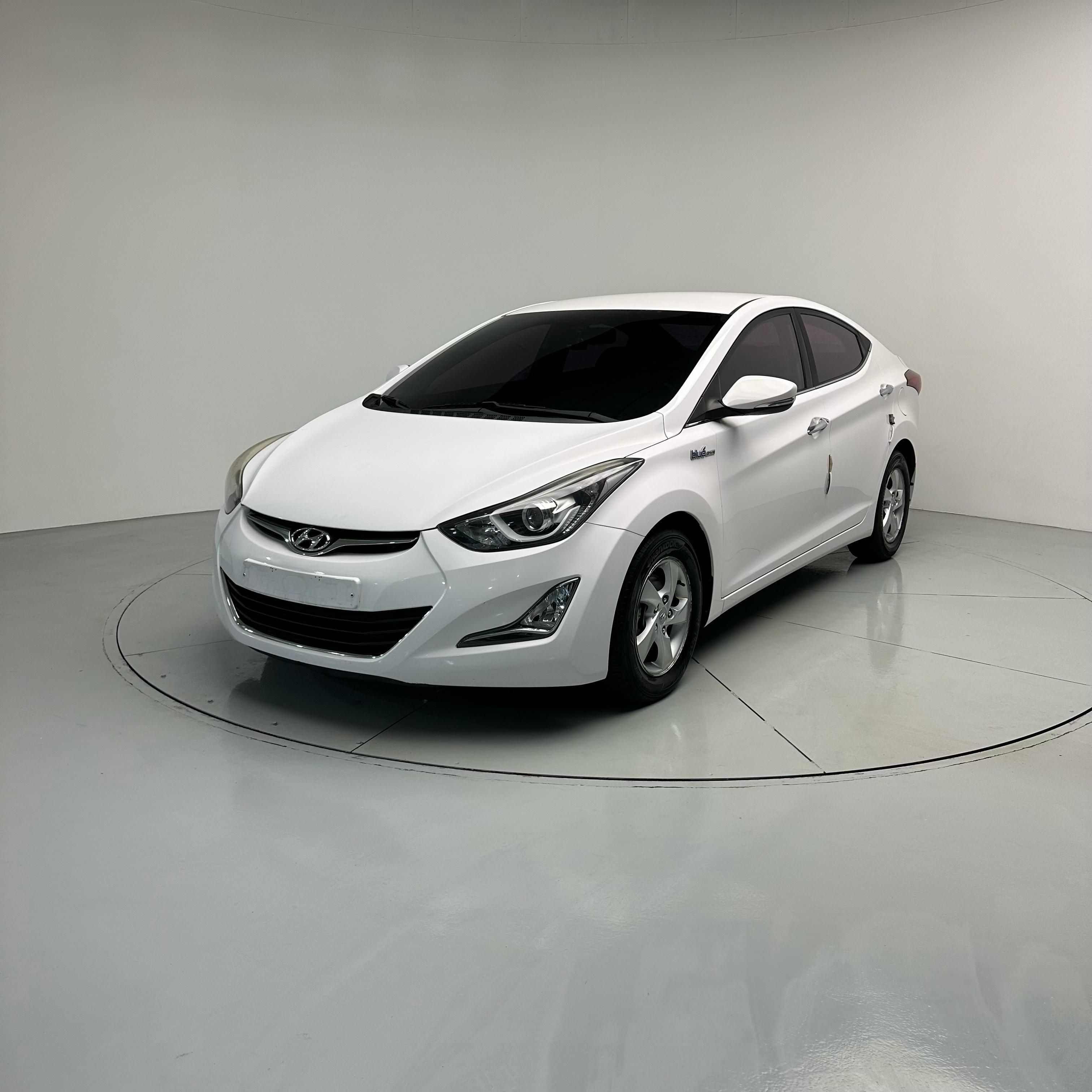 Hyundai Avante - side view