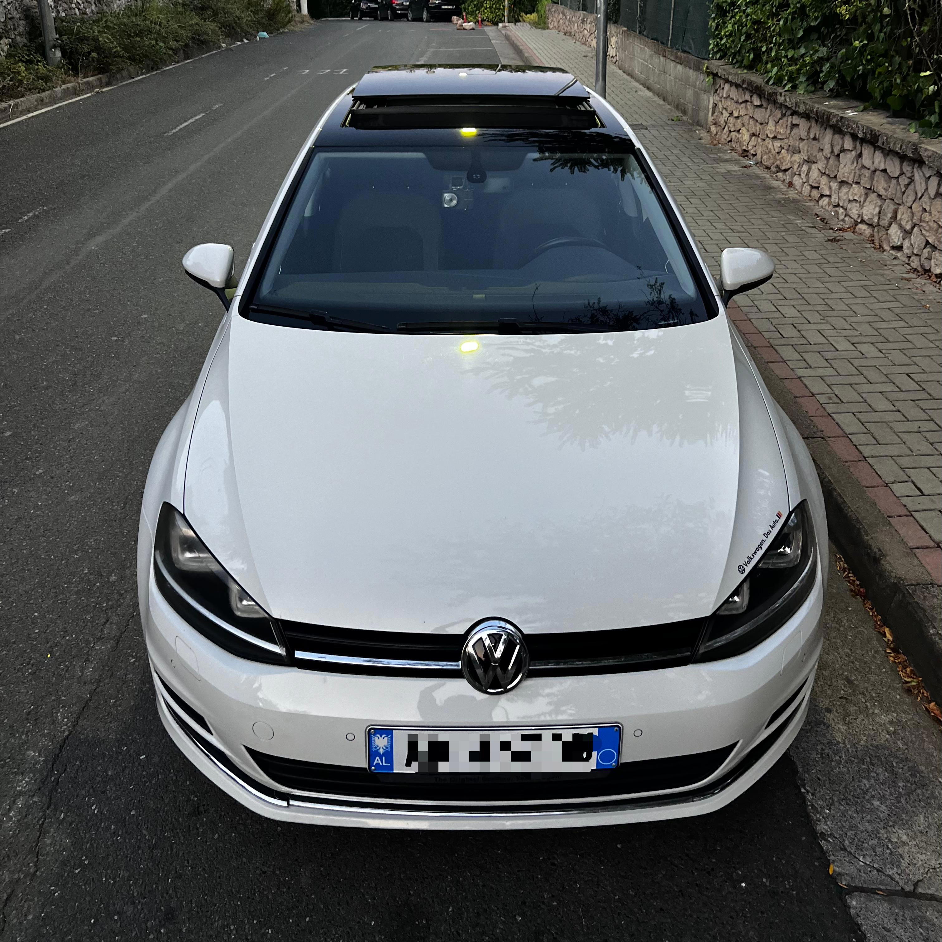 Volkswagen Golf - side view