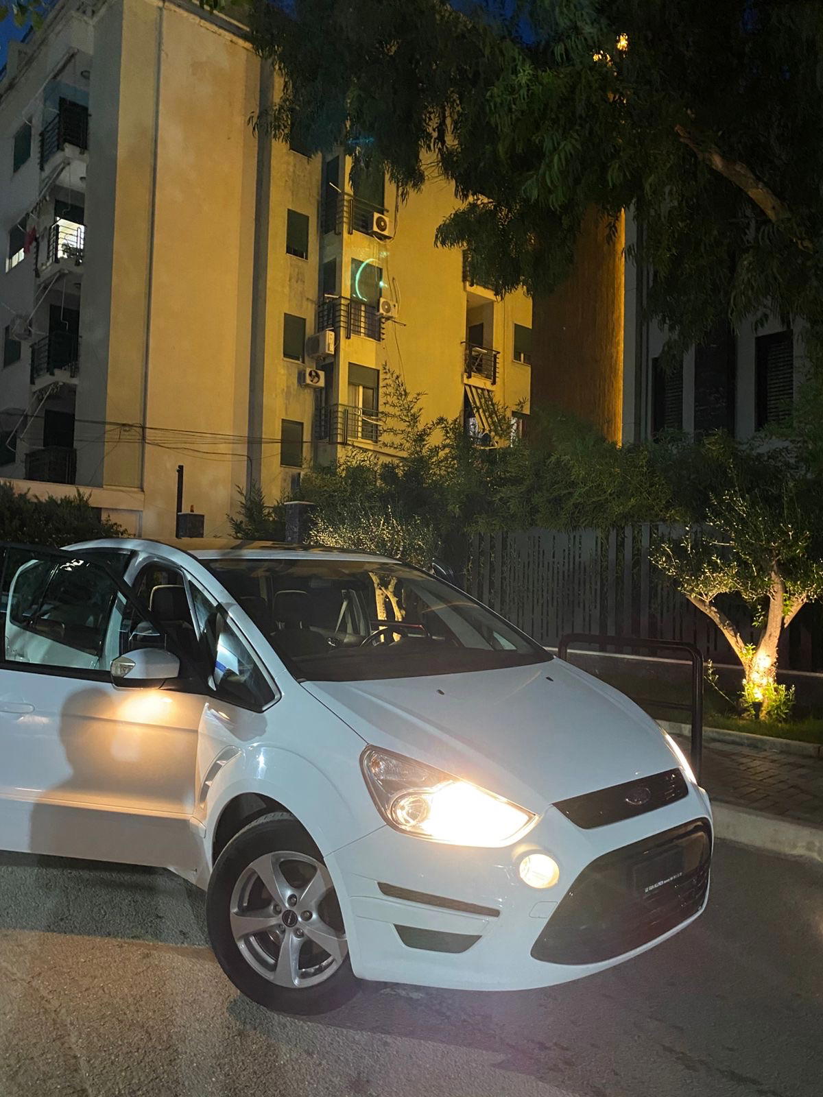 Ford C-MAX Energi RentX Albania