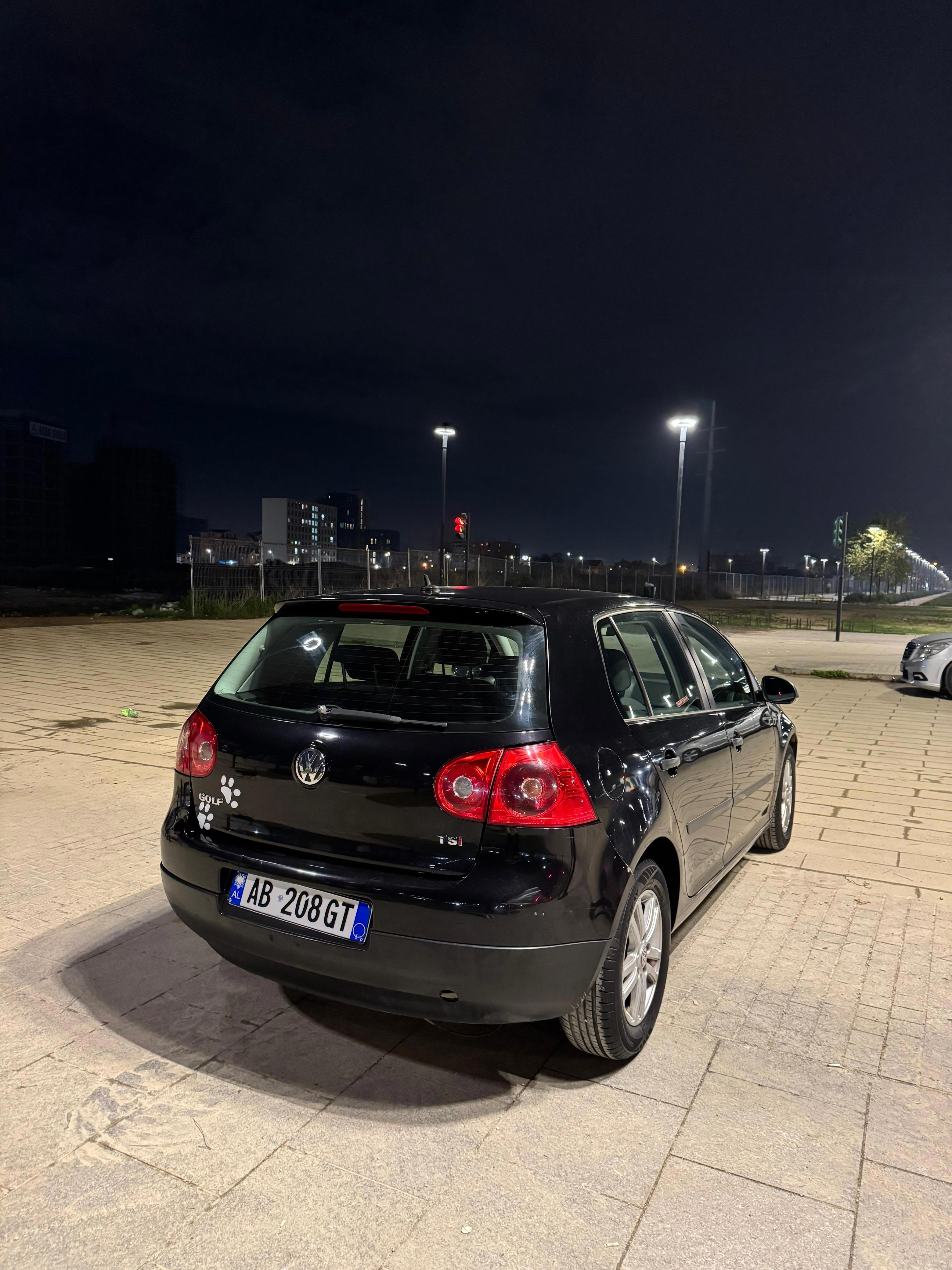 Volkswagen Golf - side view