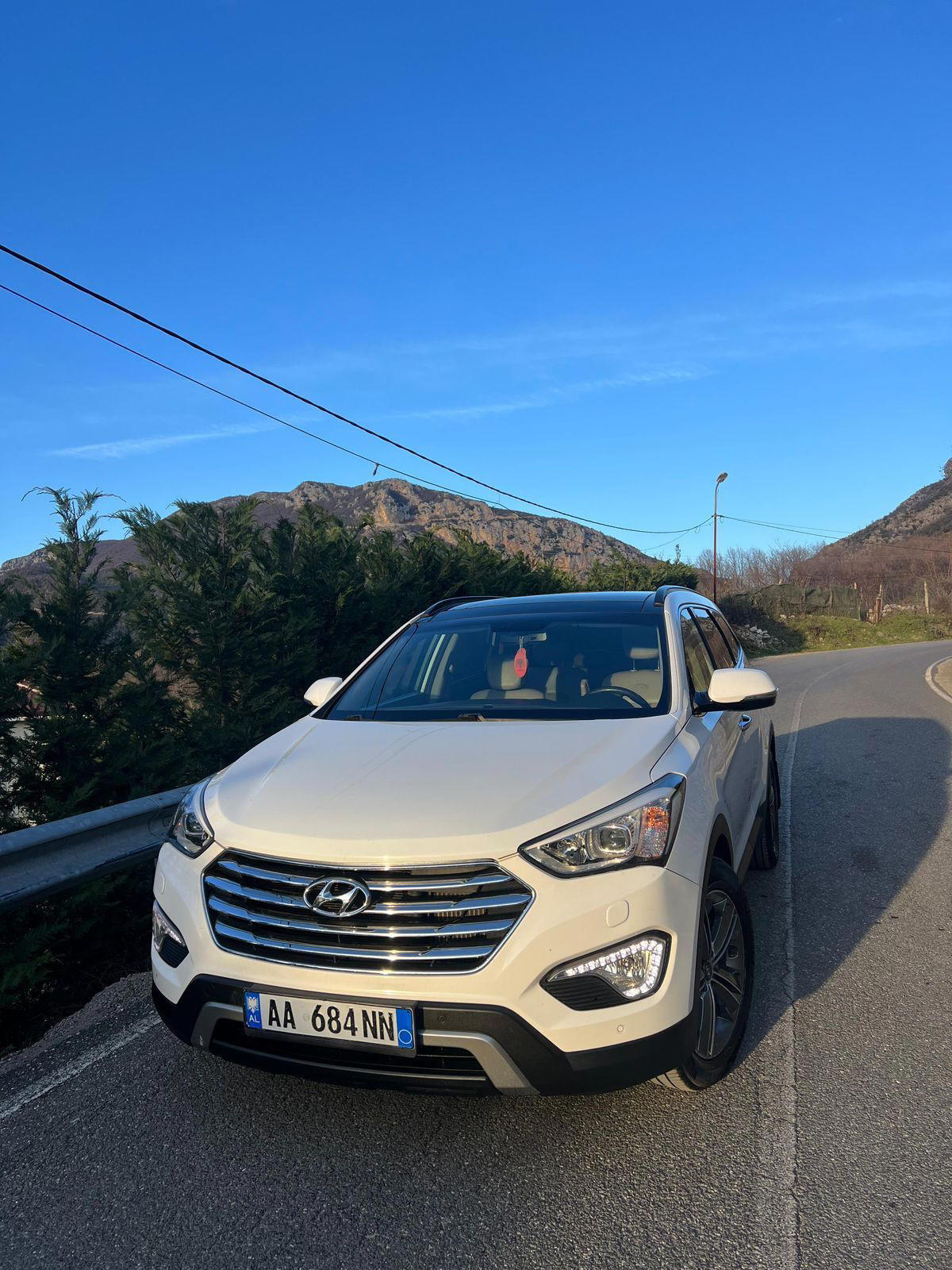 Hyundai Santa Fe XL - side view