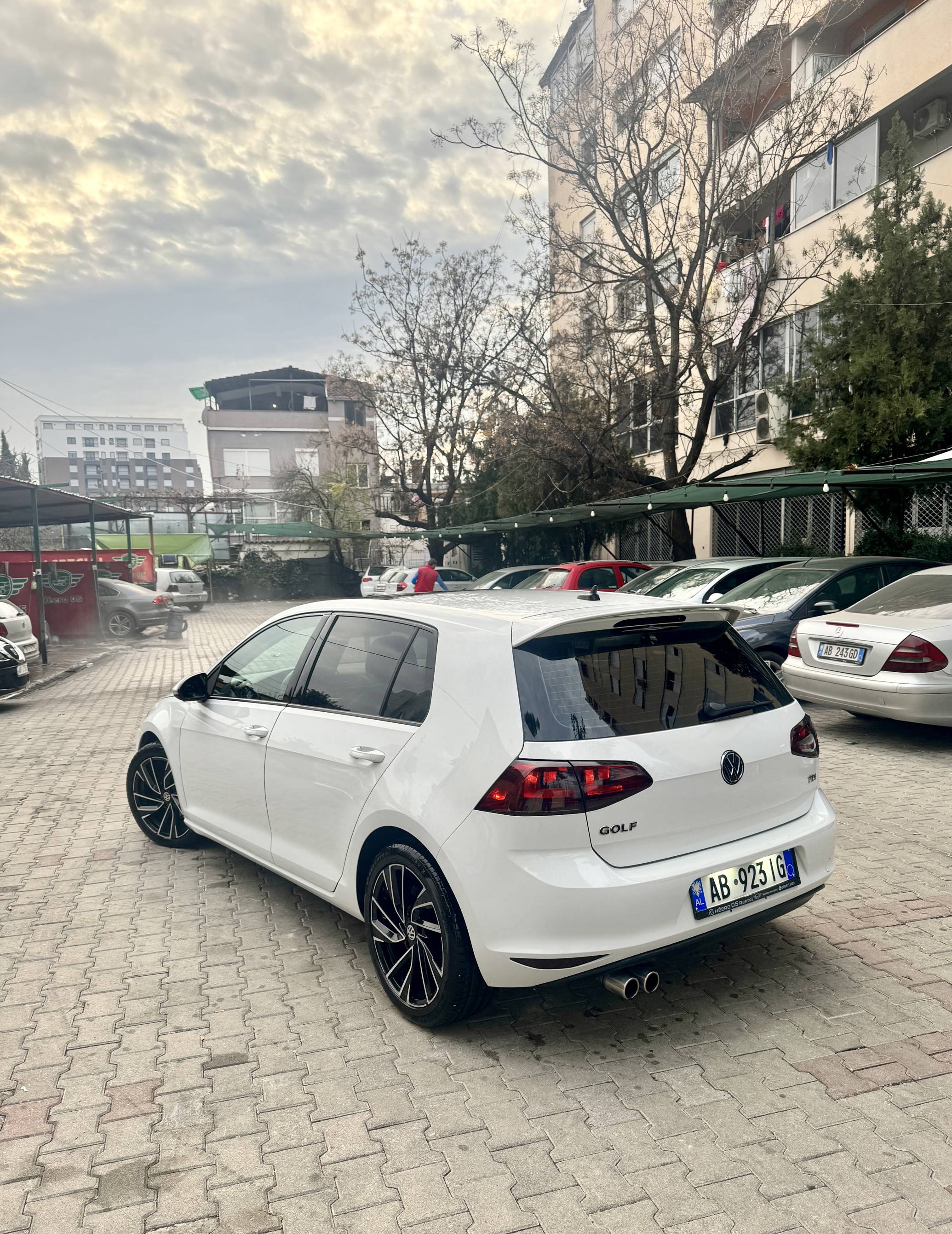 Volkswagen Golf - side view
