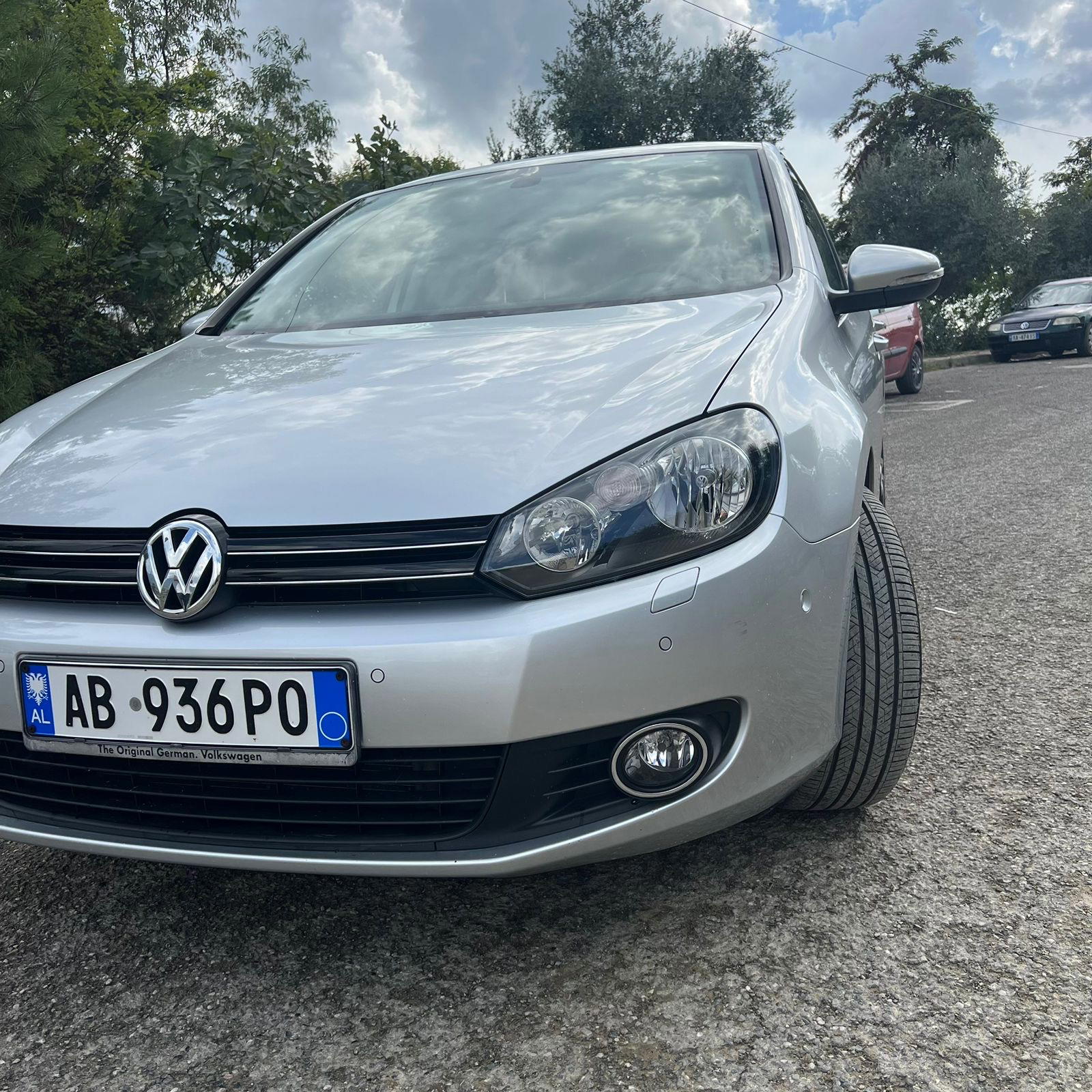 Volkswagen Golf - side view