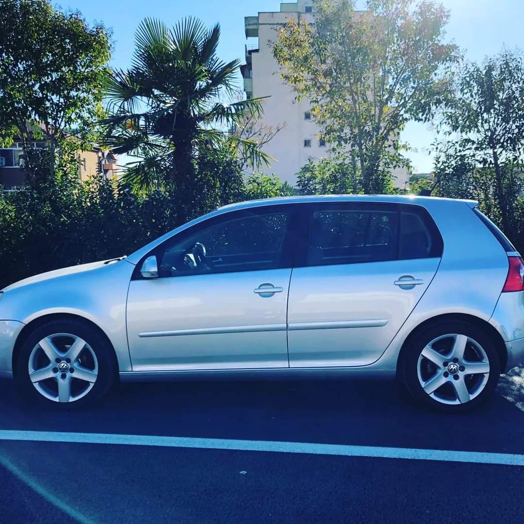 Volkswagen Golf - side view