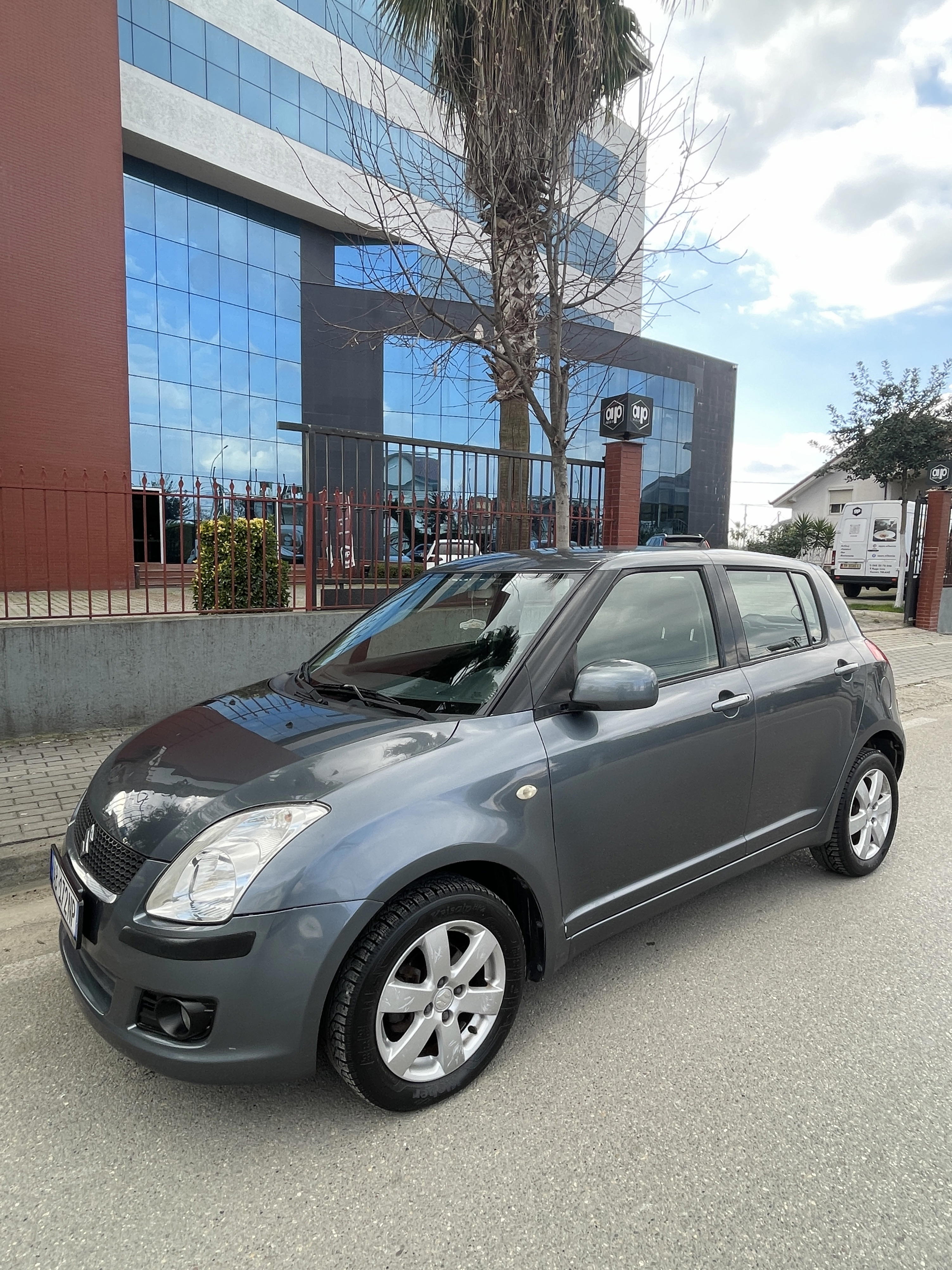 Suzuki Swift - main photo