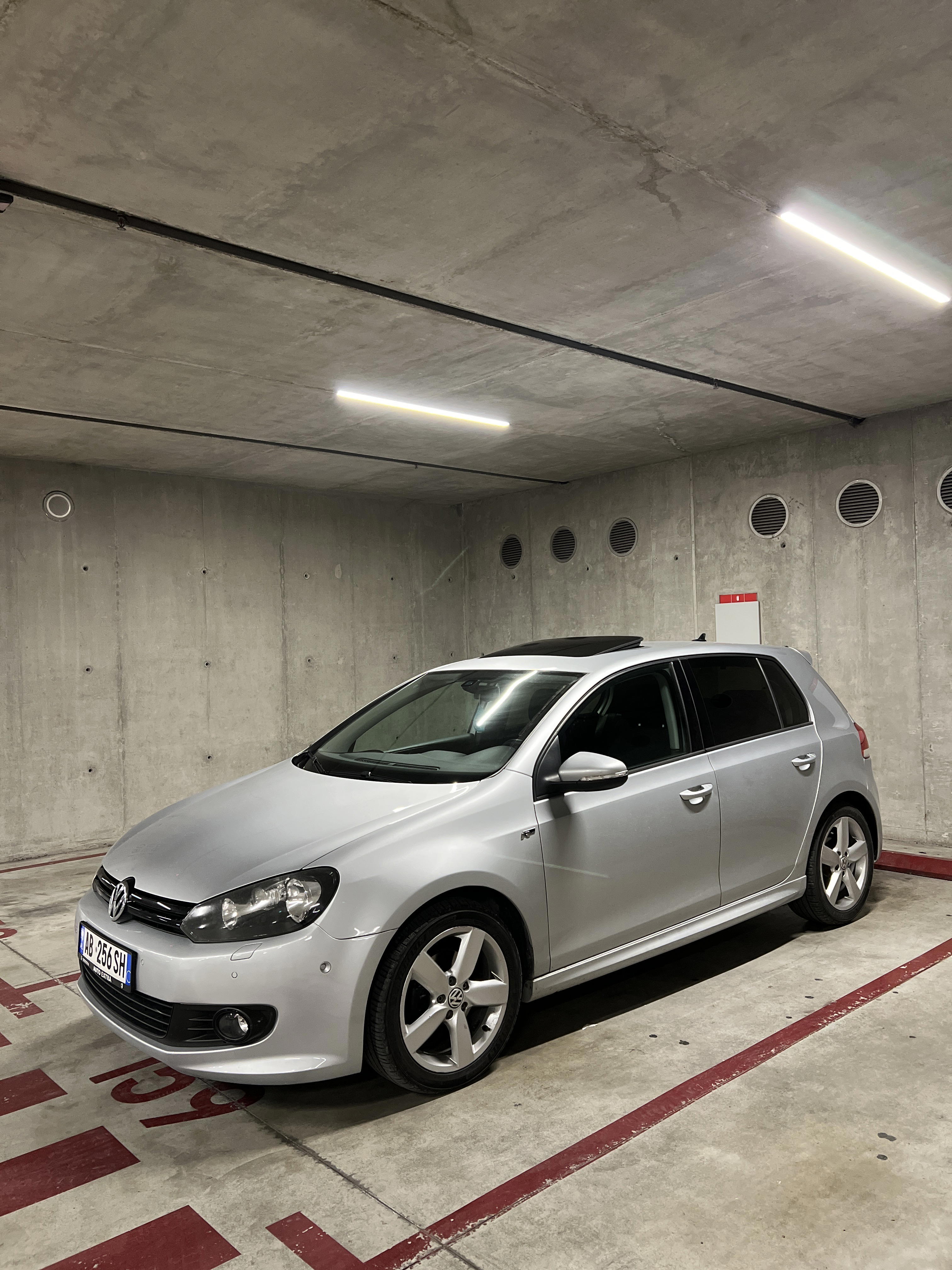 Volkswagen Golf - side view