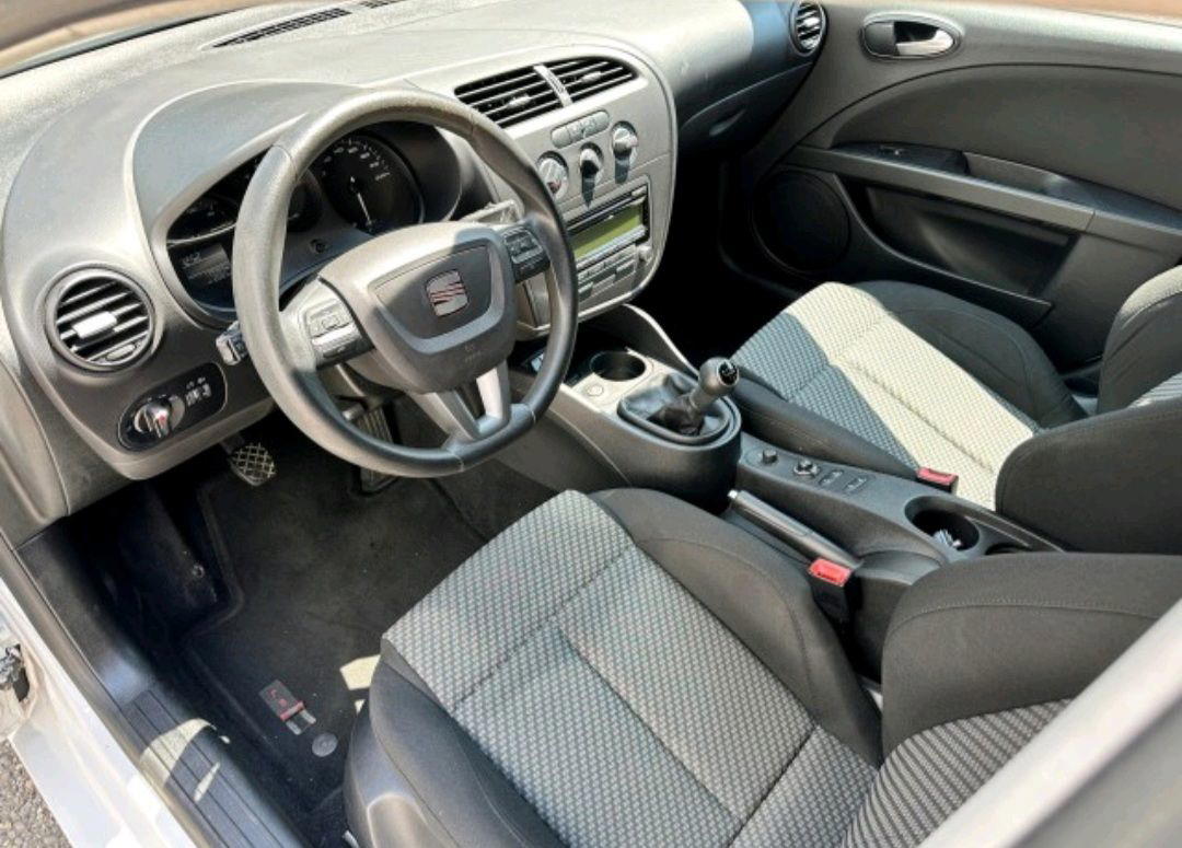 Seat Leon - side view