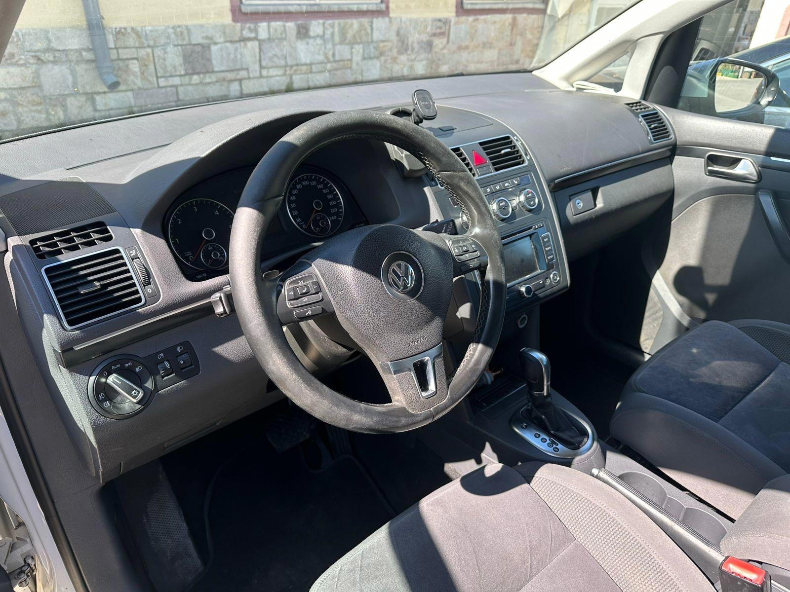 Volkswagen Touran - main photo