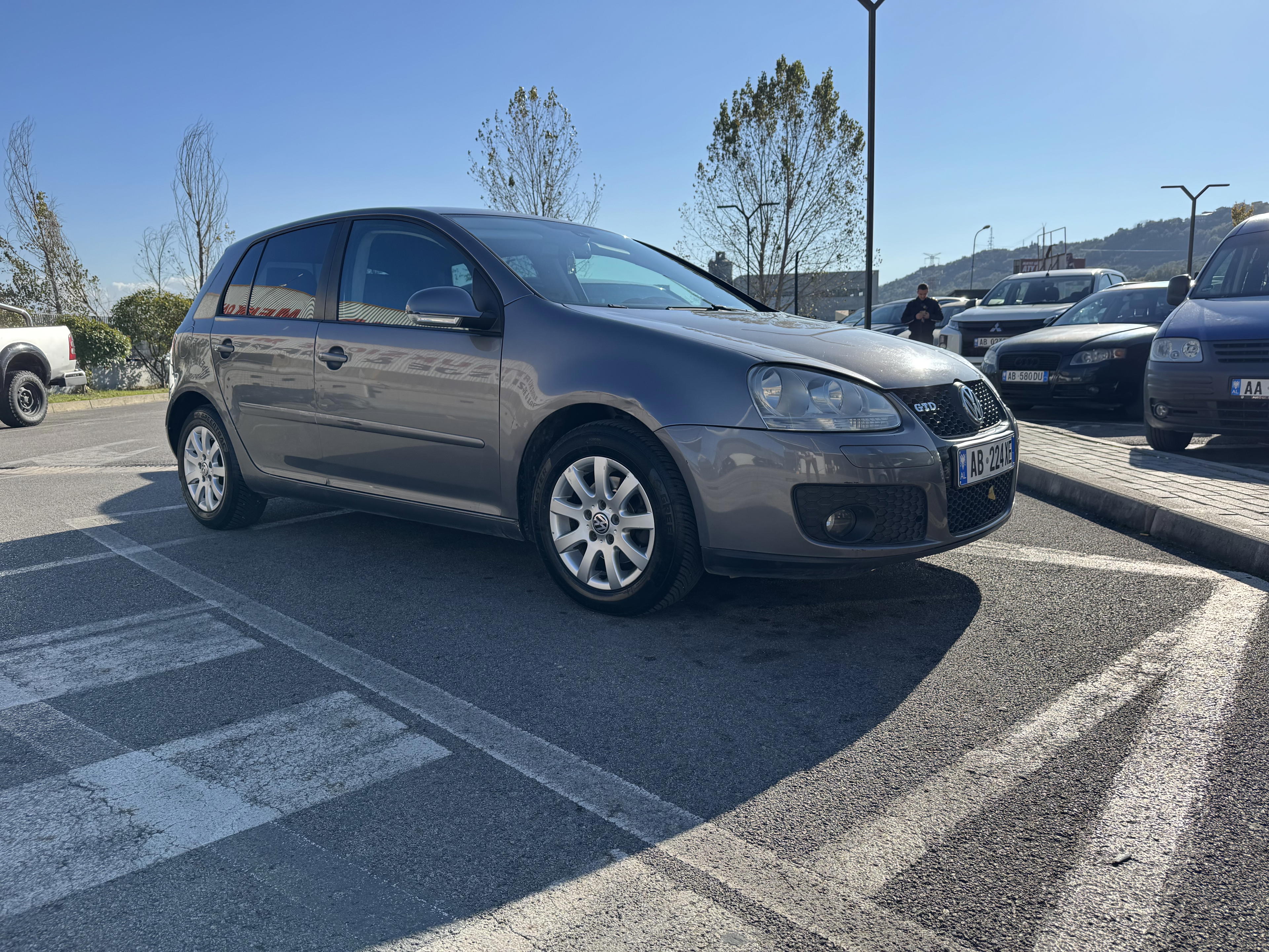 Volkswagen Golf - side view