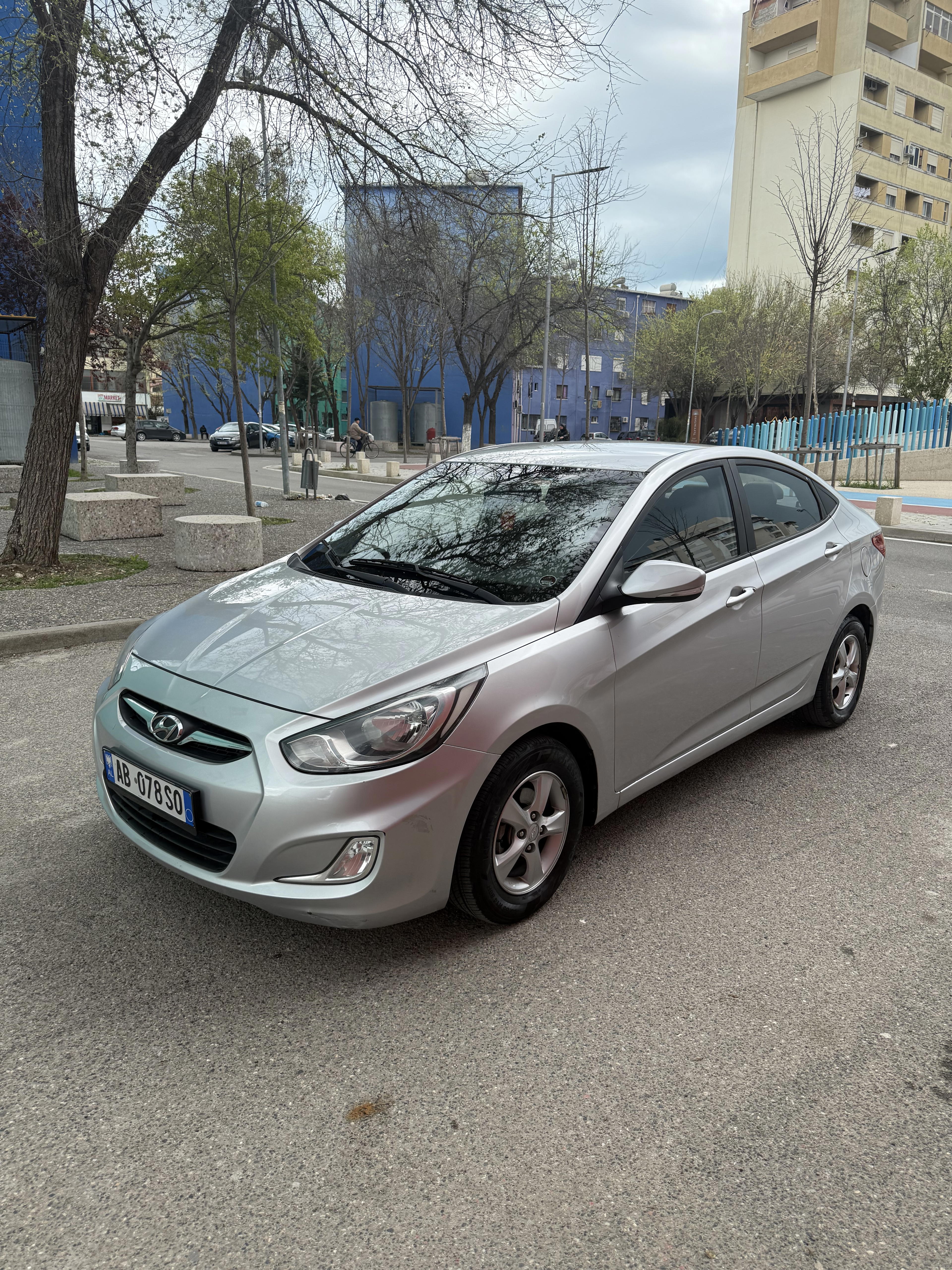 Hyundai Accent - side view