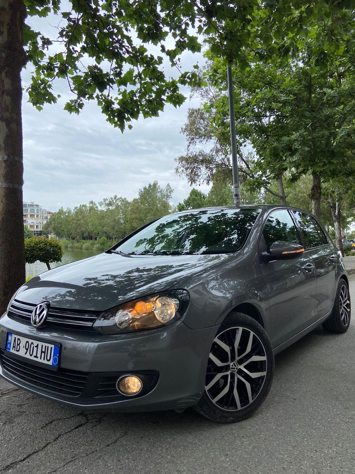 Volkswagen Golf - side view