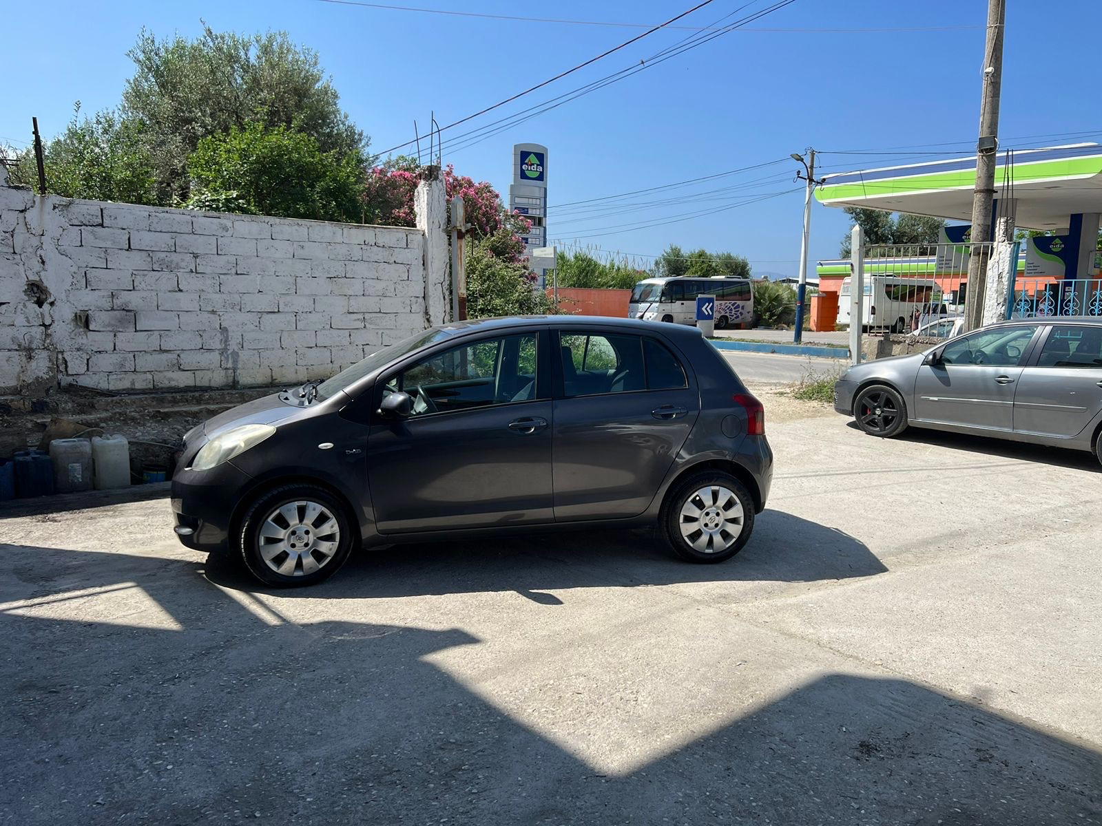 Toyota Yaris - side view