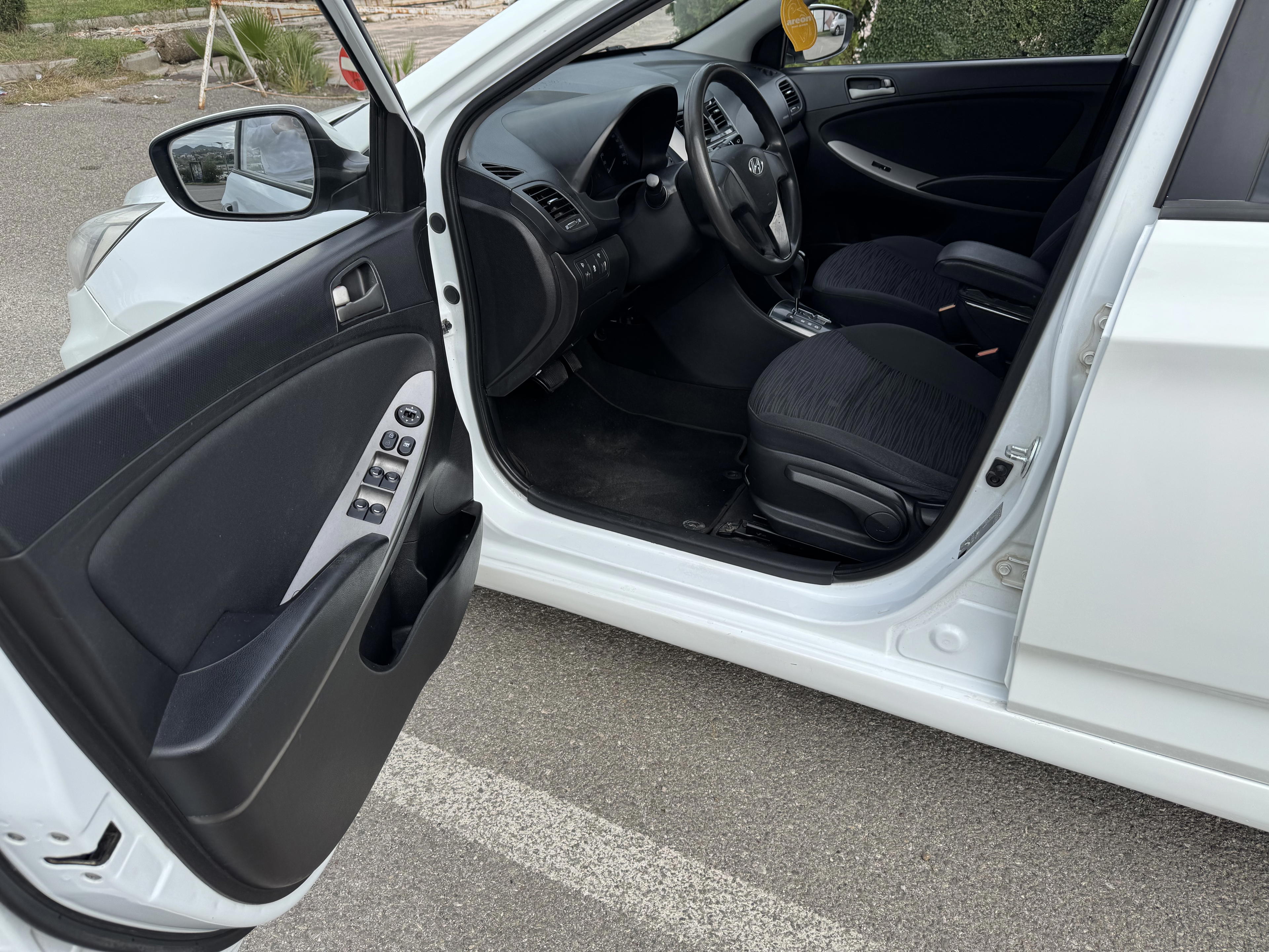 Hyundai Accent - photo 3