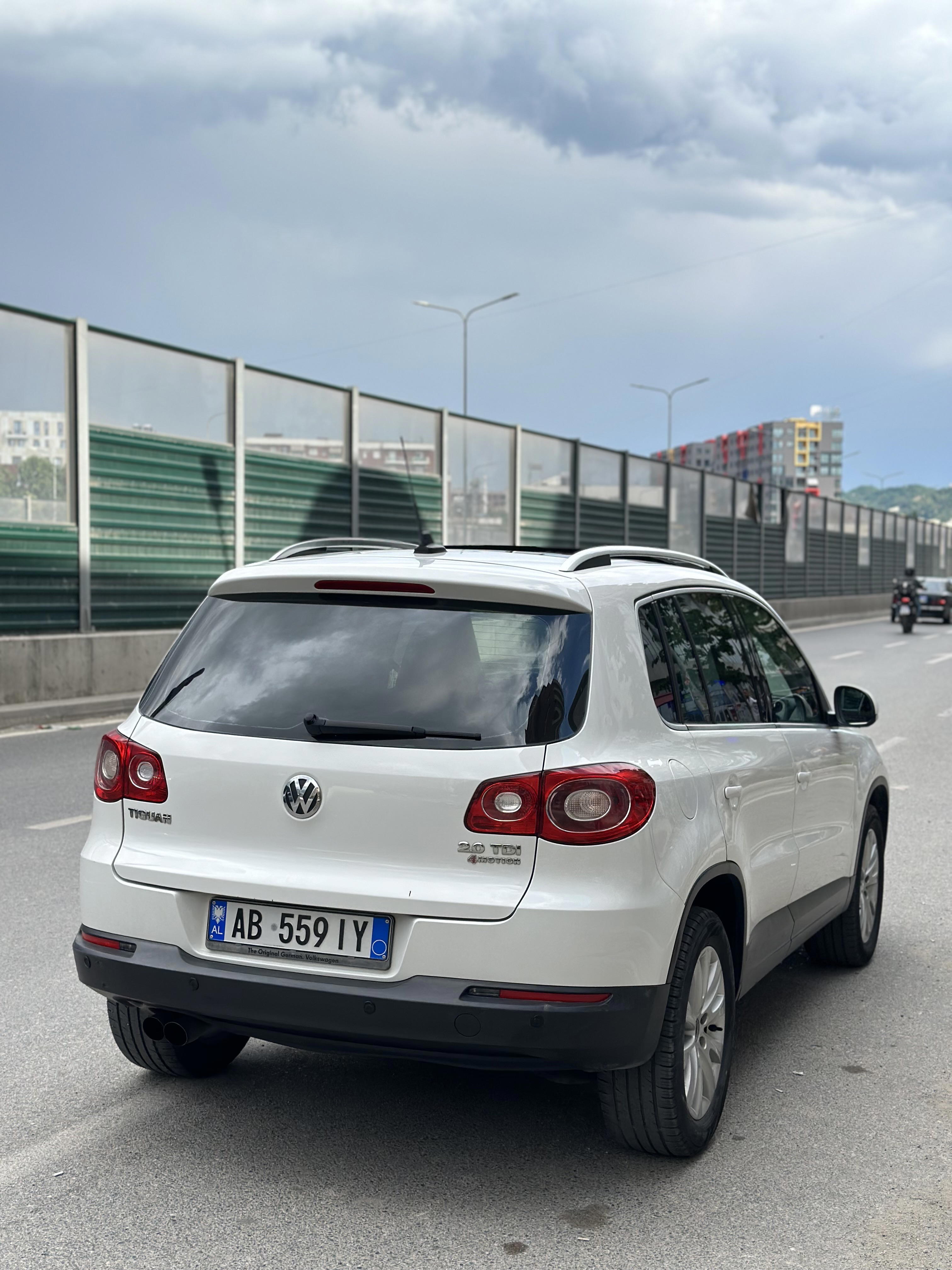 Volkswagen Tiguan - side view
