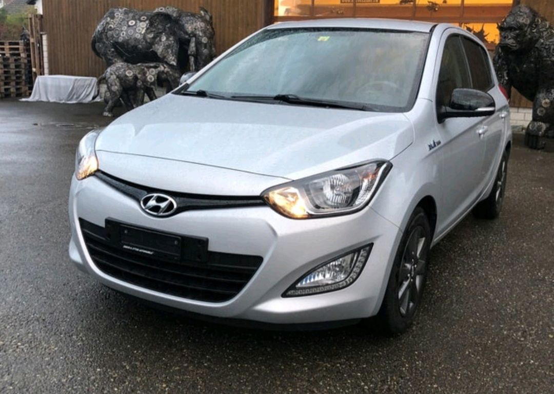 Hyundai Accent - side view