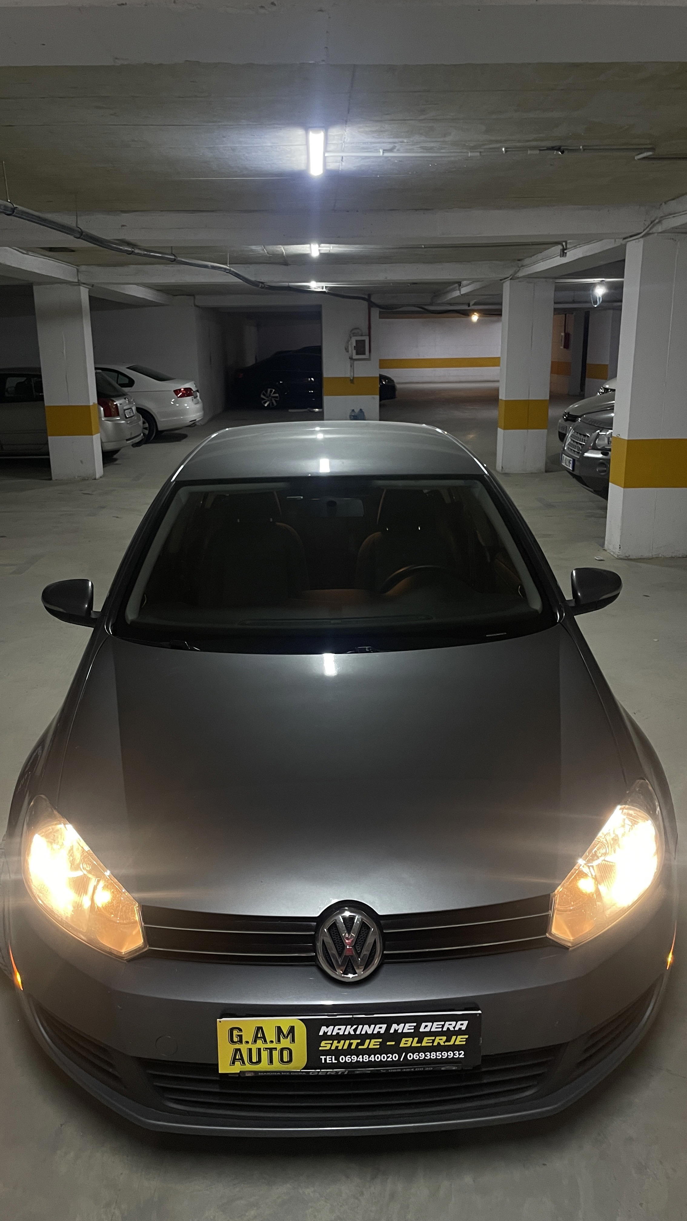 Volkswagen Golf - side view
