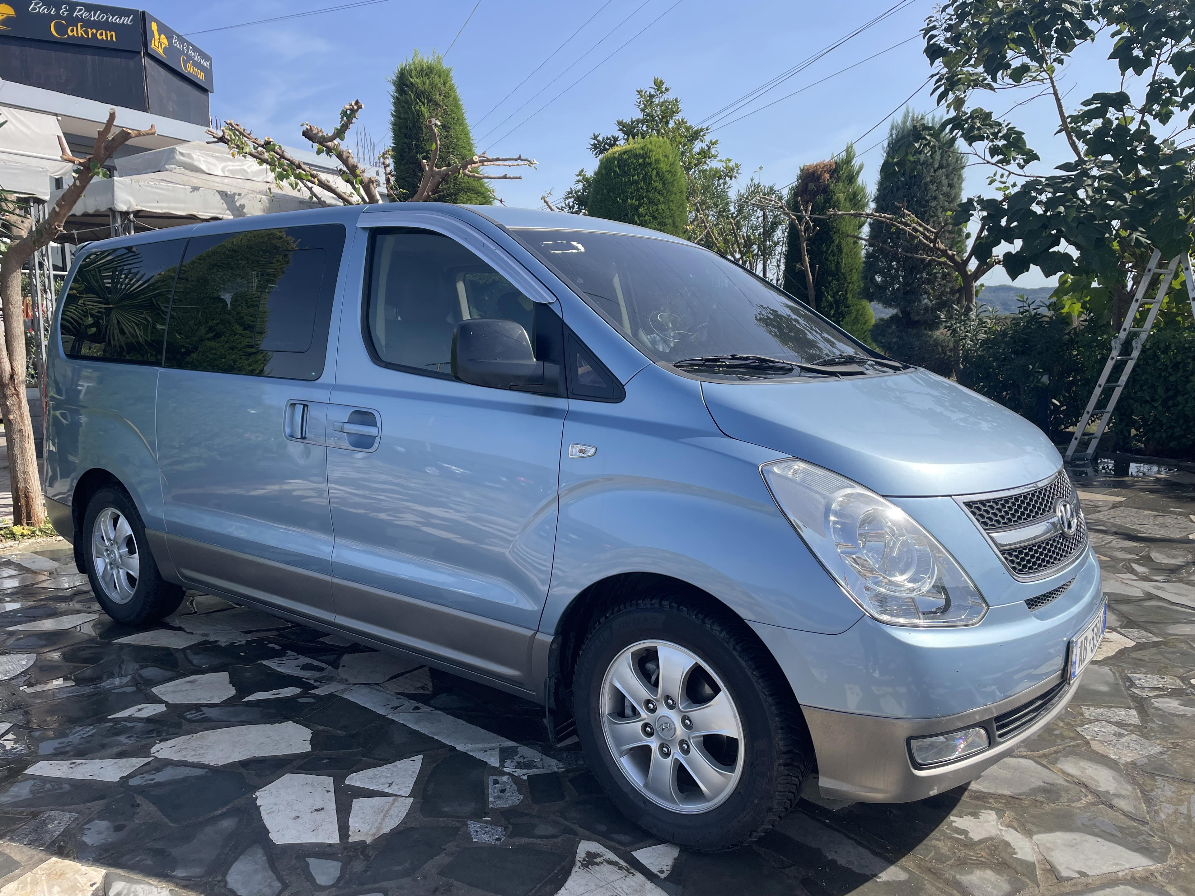 Hyundai Entourage - side view