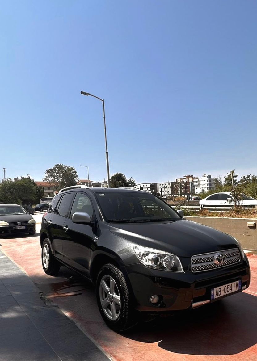 Toyota RAV4 - side view