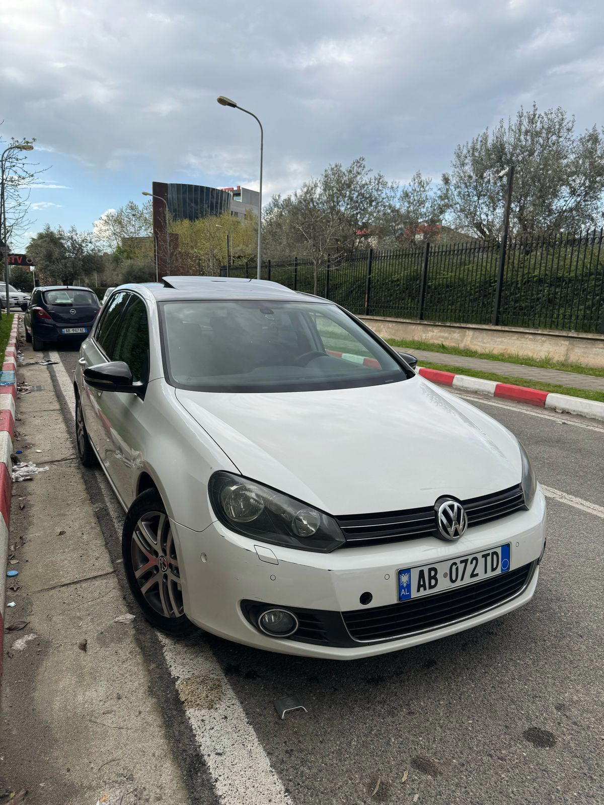 Volkswagen Golf - side view