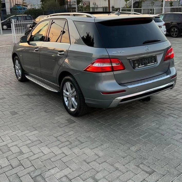 Mercedes-Benz ML Class - side view