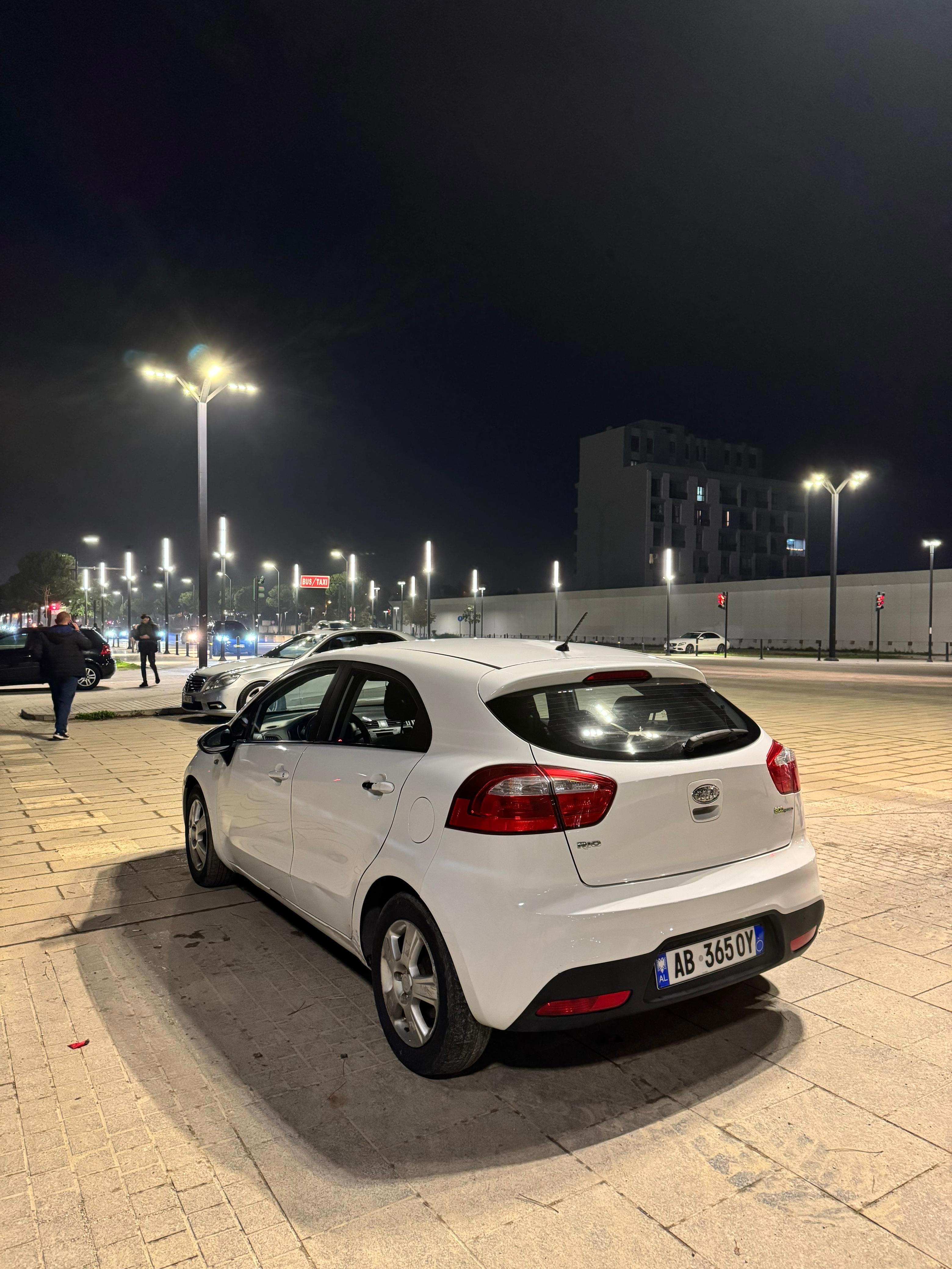 Kia Rio - side view