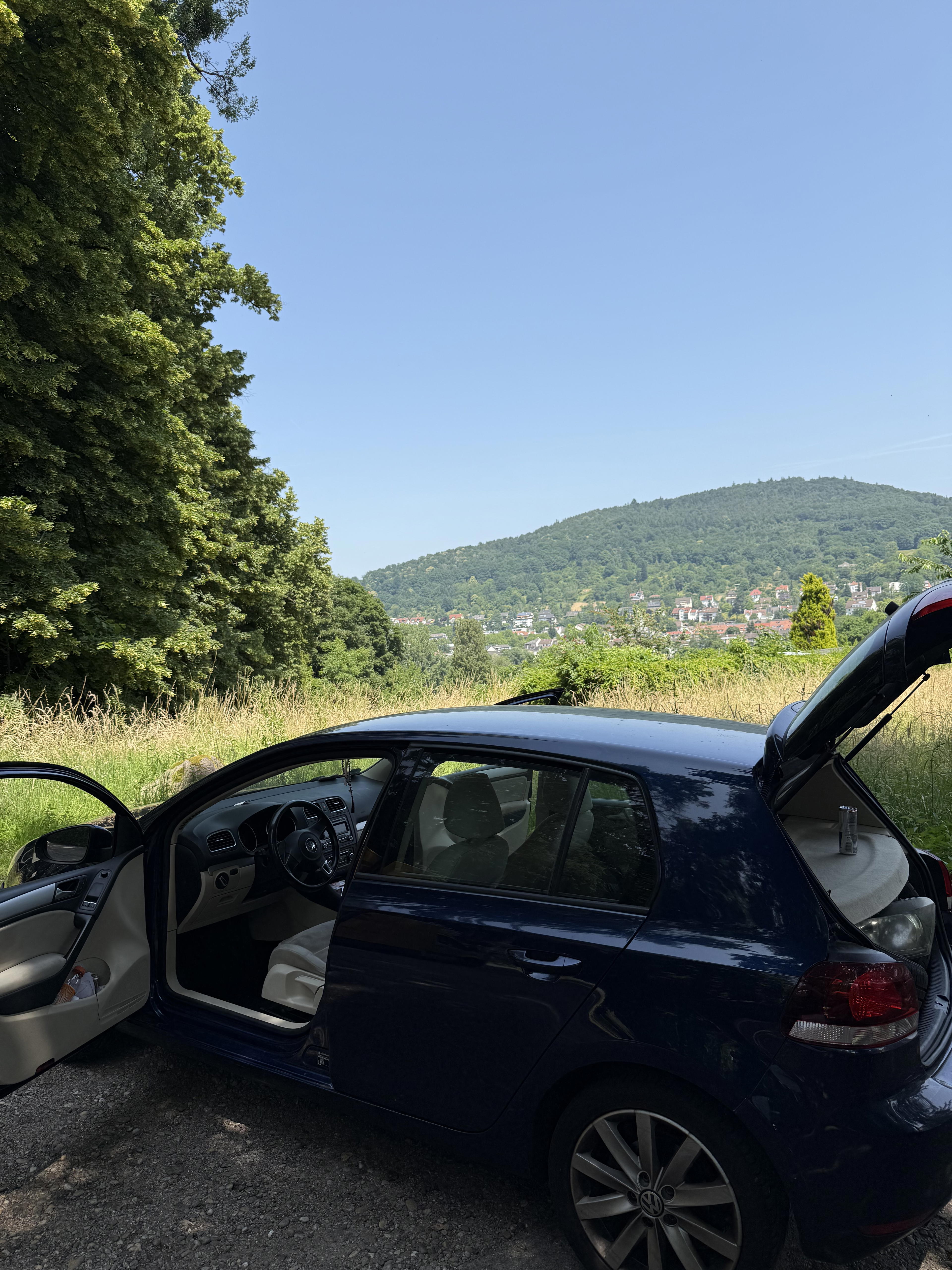 Volkswagen Golf - side view