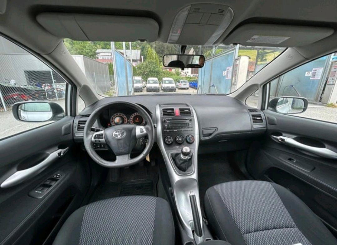 Toyota Auris - side view