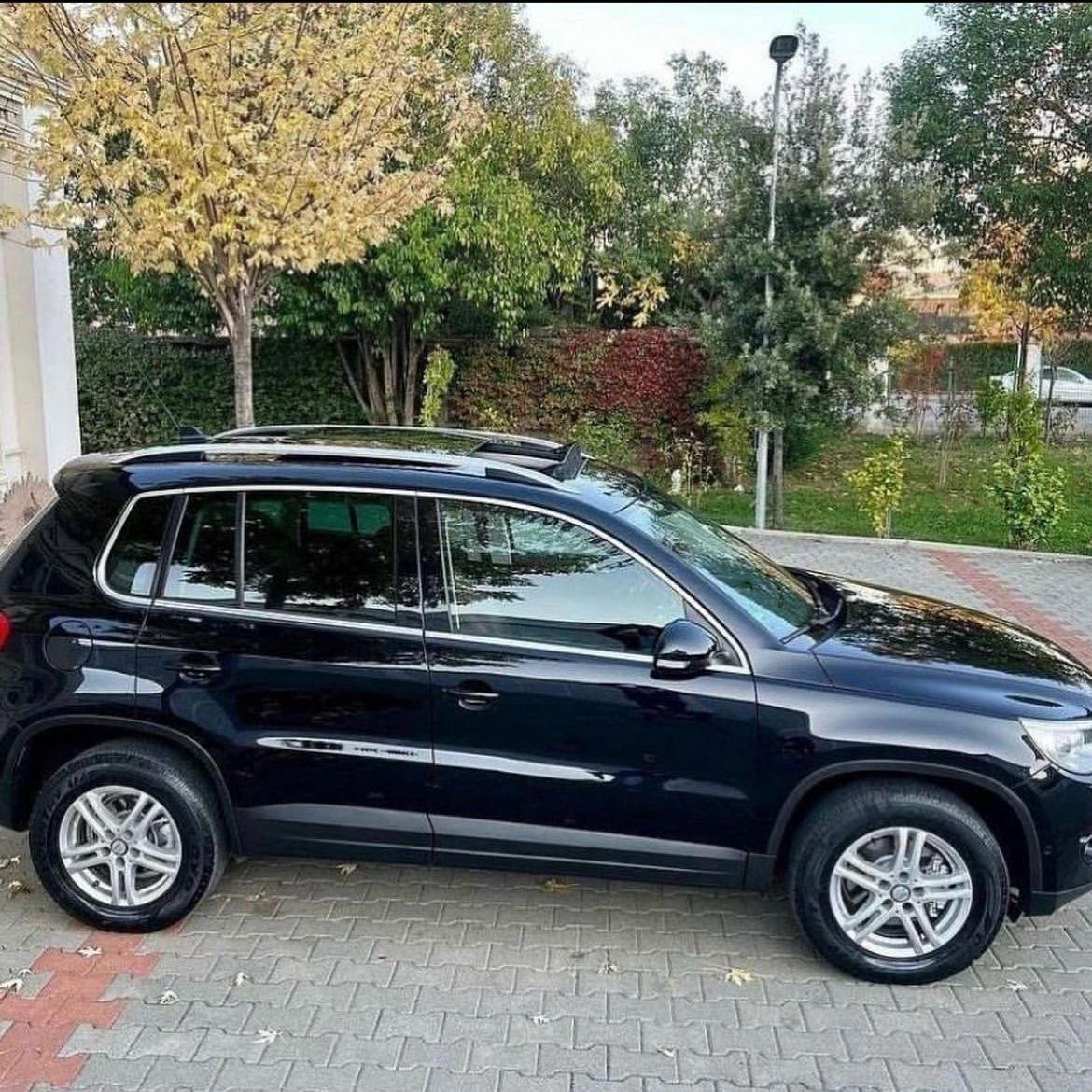 Volkswagen Tiguan - side view