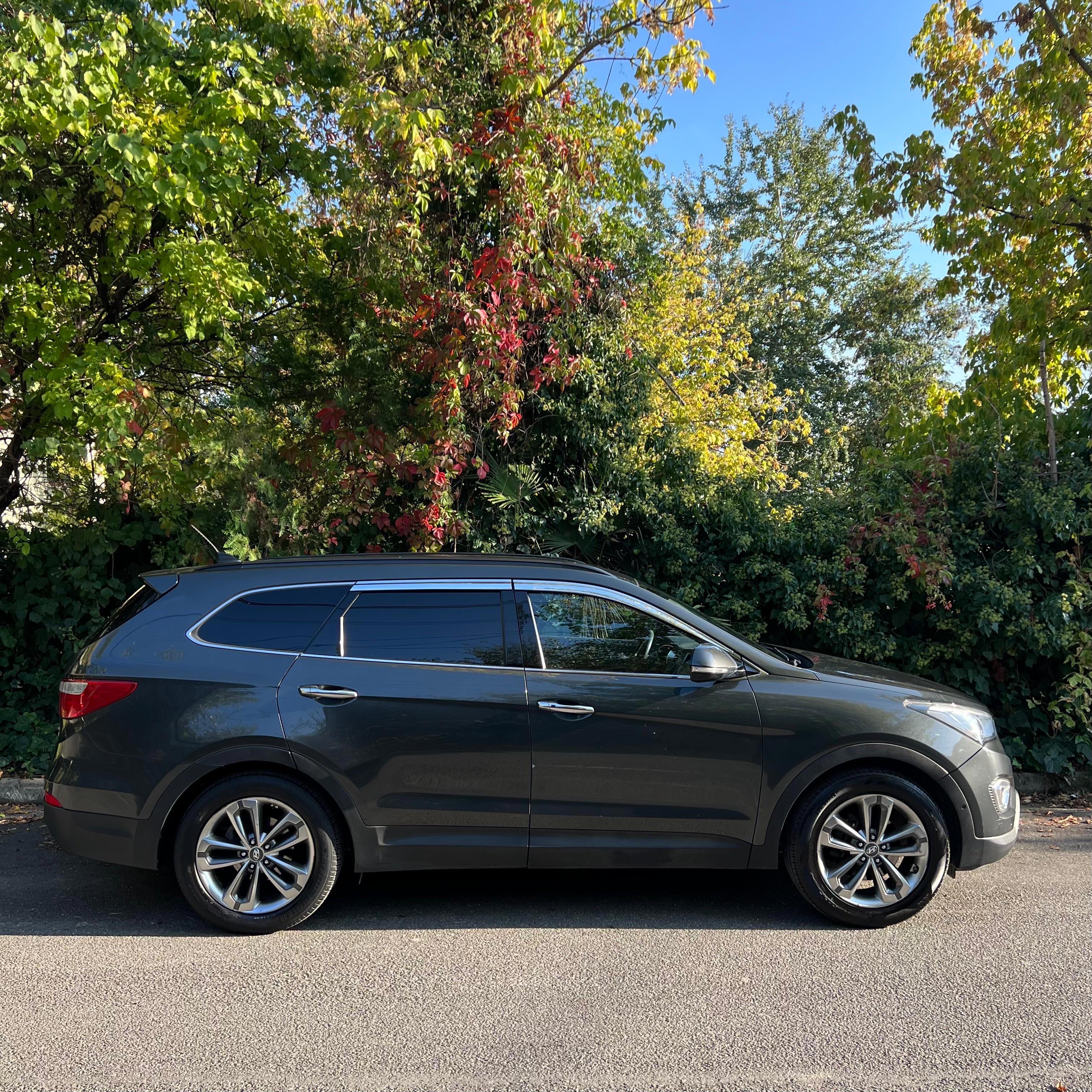 Hyundai Santa Fe XL - side view
