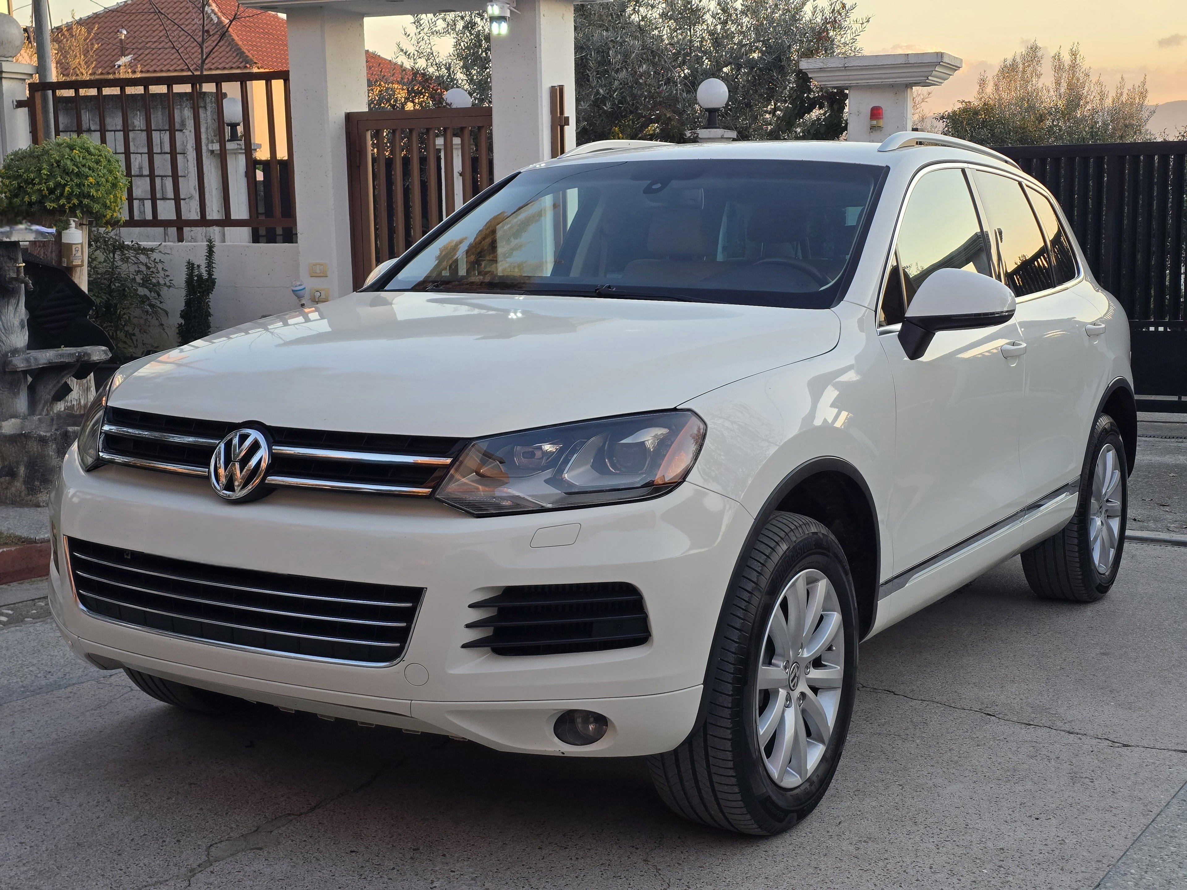Volkswagen Touareg 2 - side view