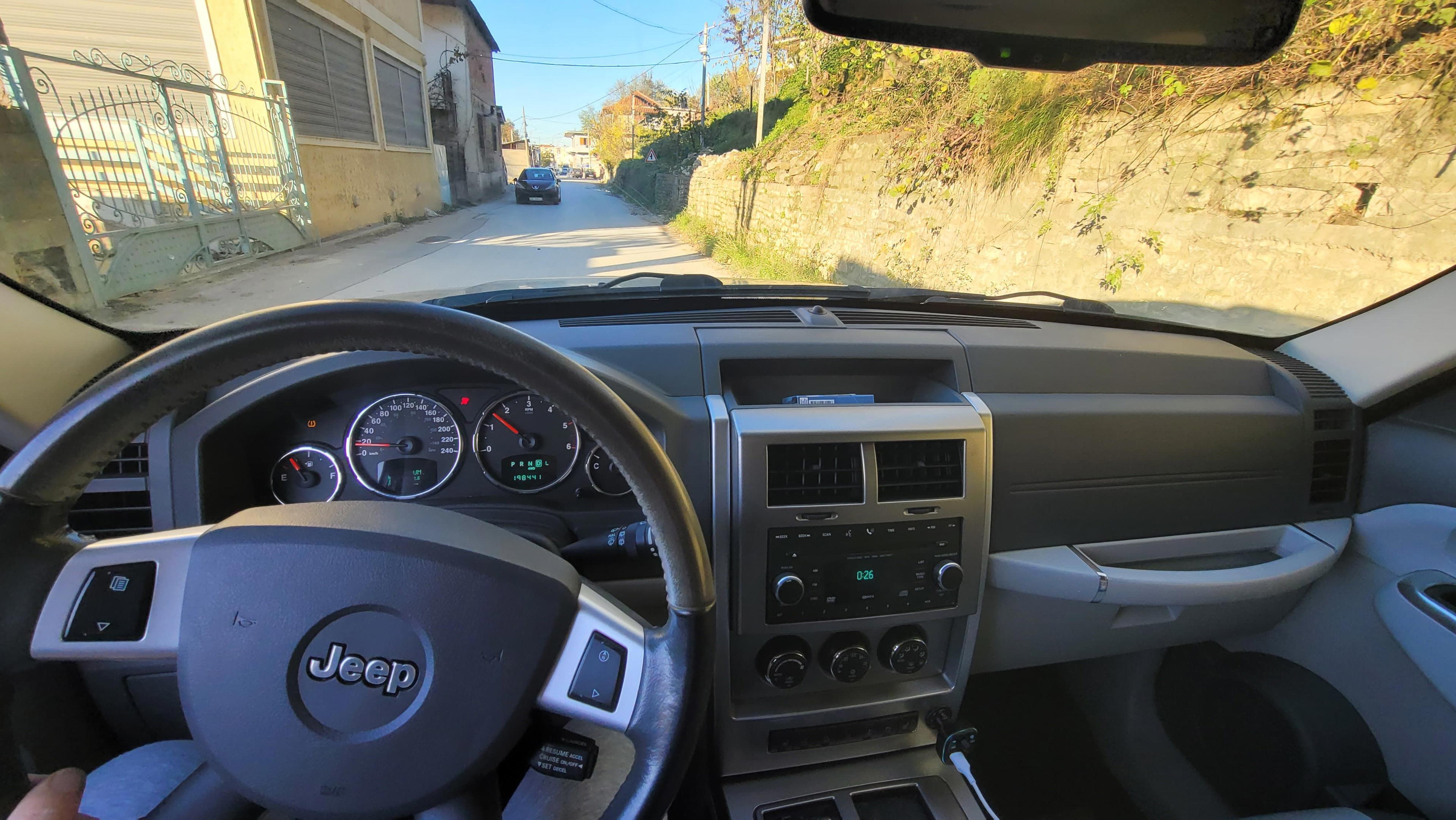 Jeep Cherokee - side view