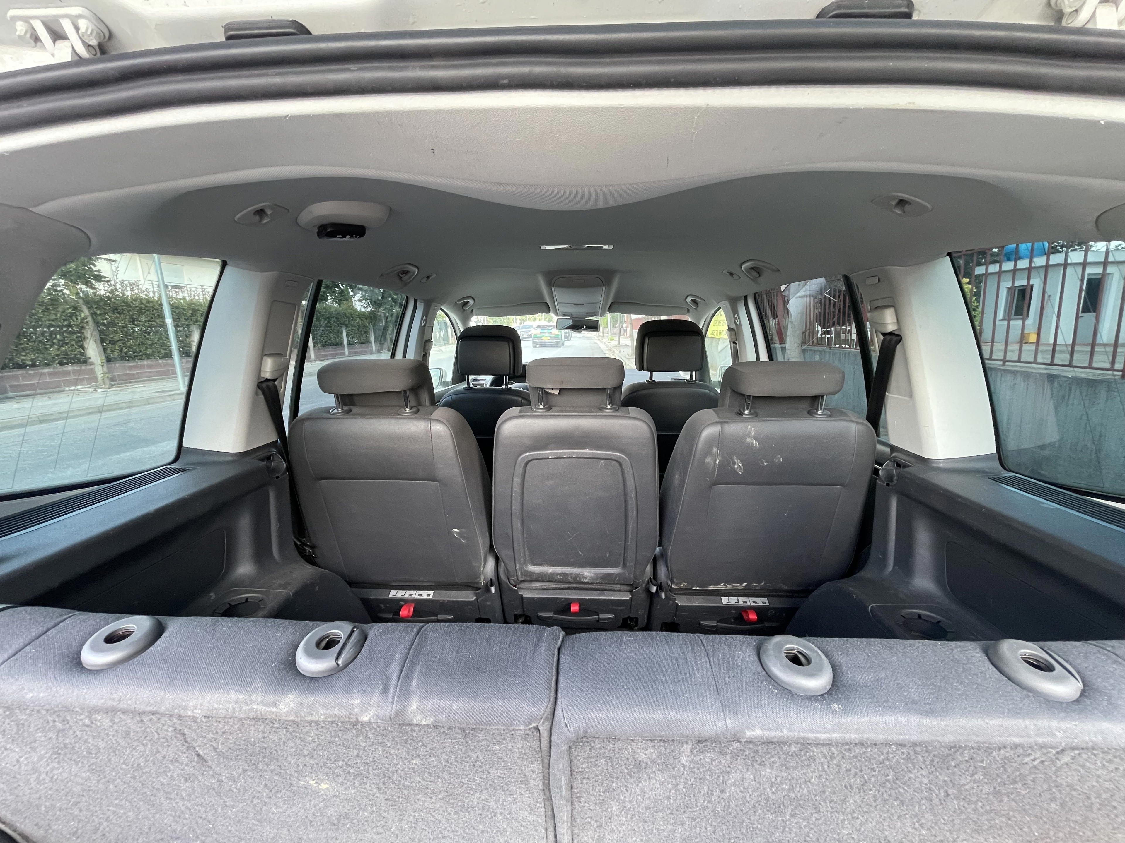 Volkswagen Touran - main photo