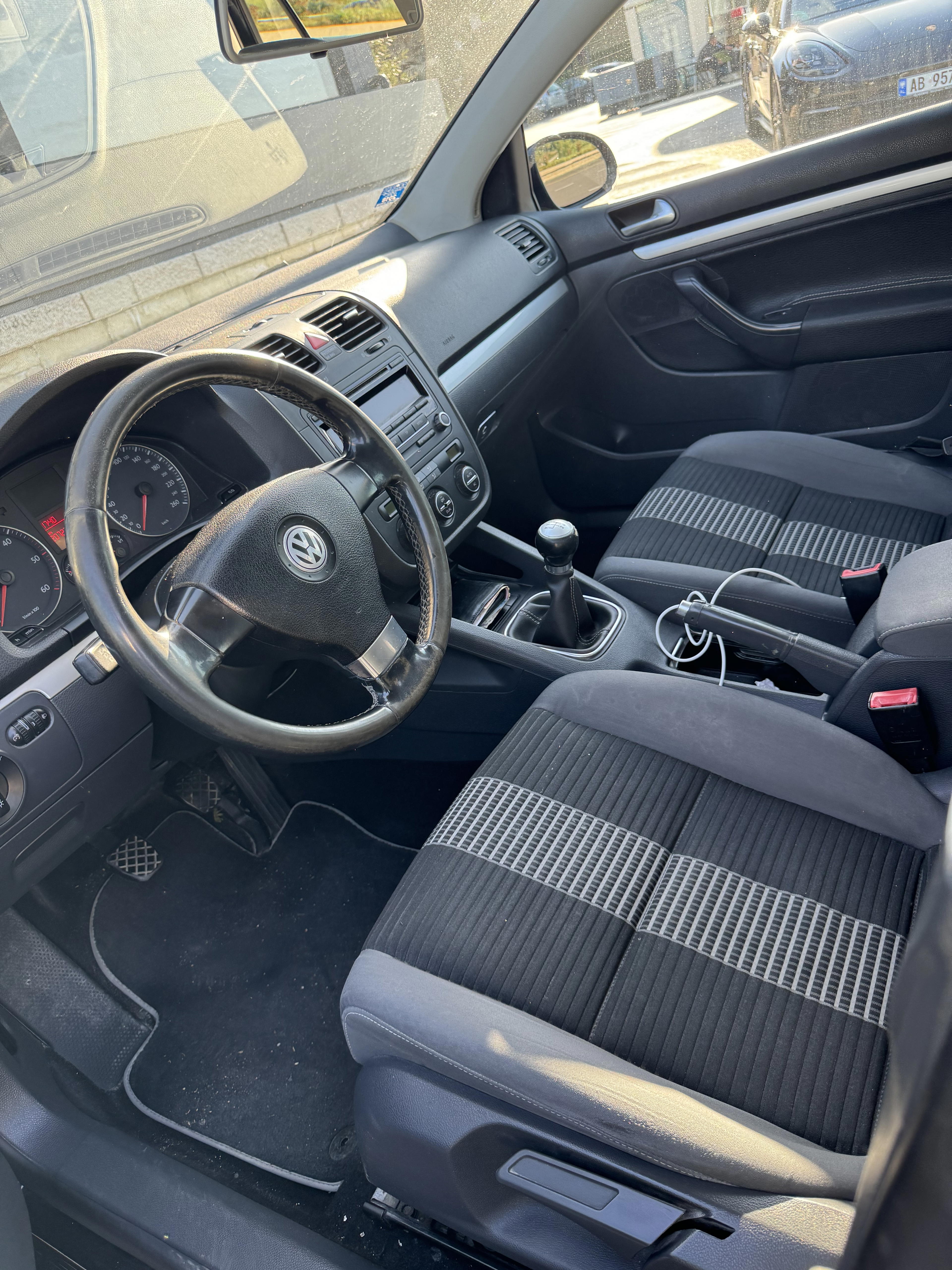 Volkswagen Golf - side view