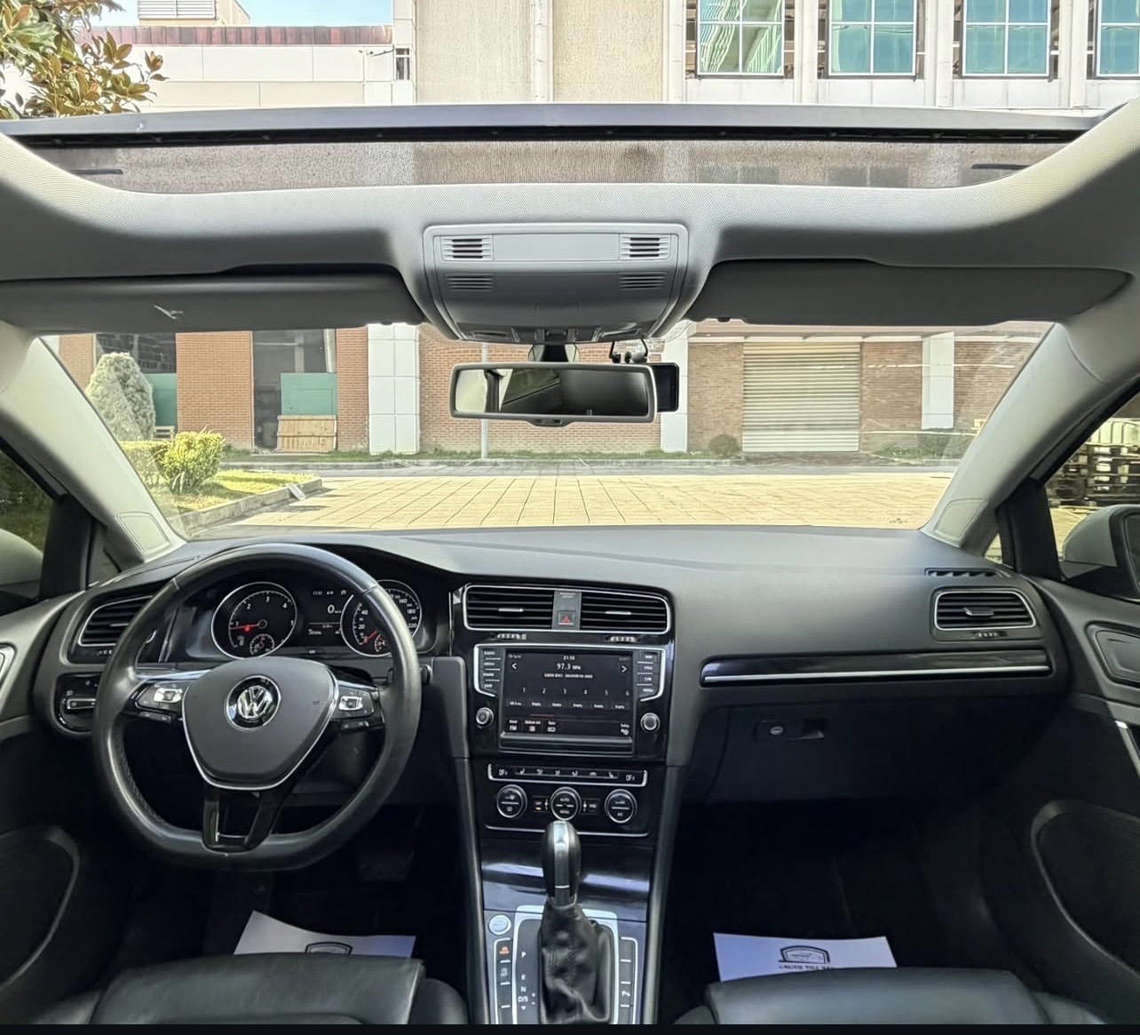 Volkswagen Golf - side view