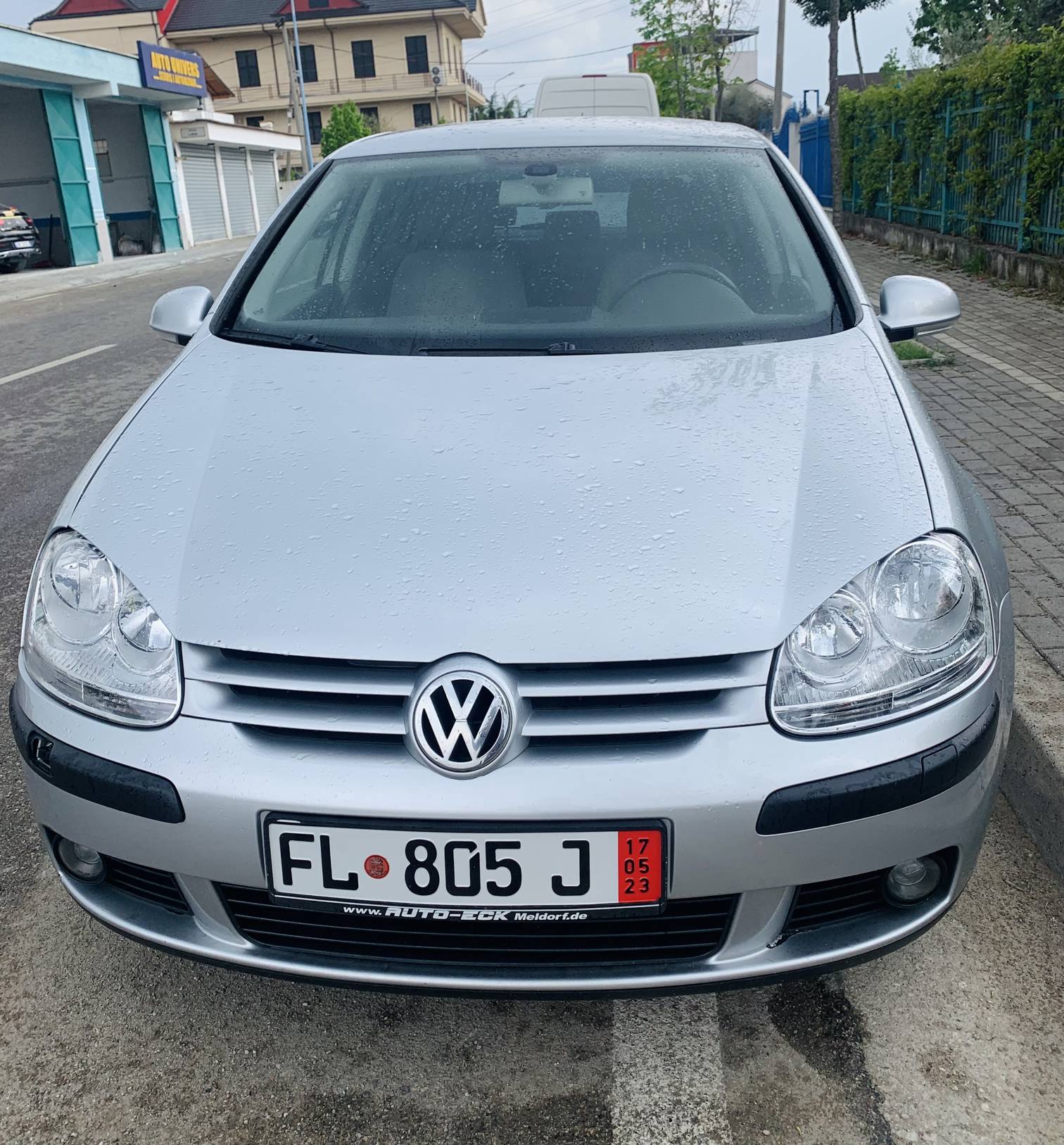 Volkswagen Golf - side view