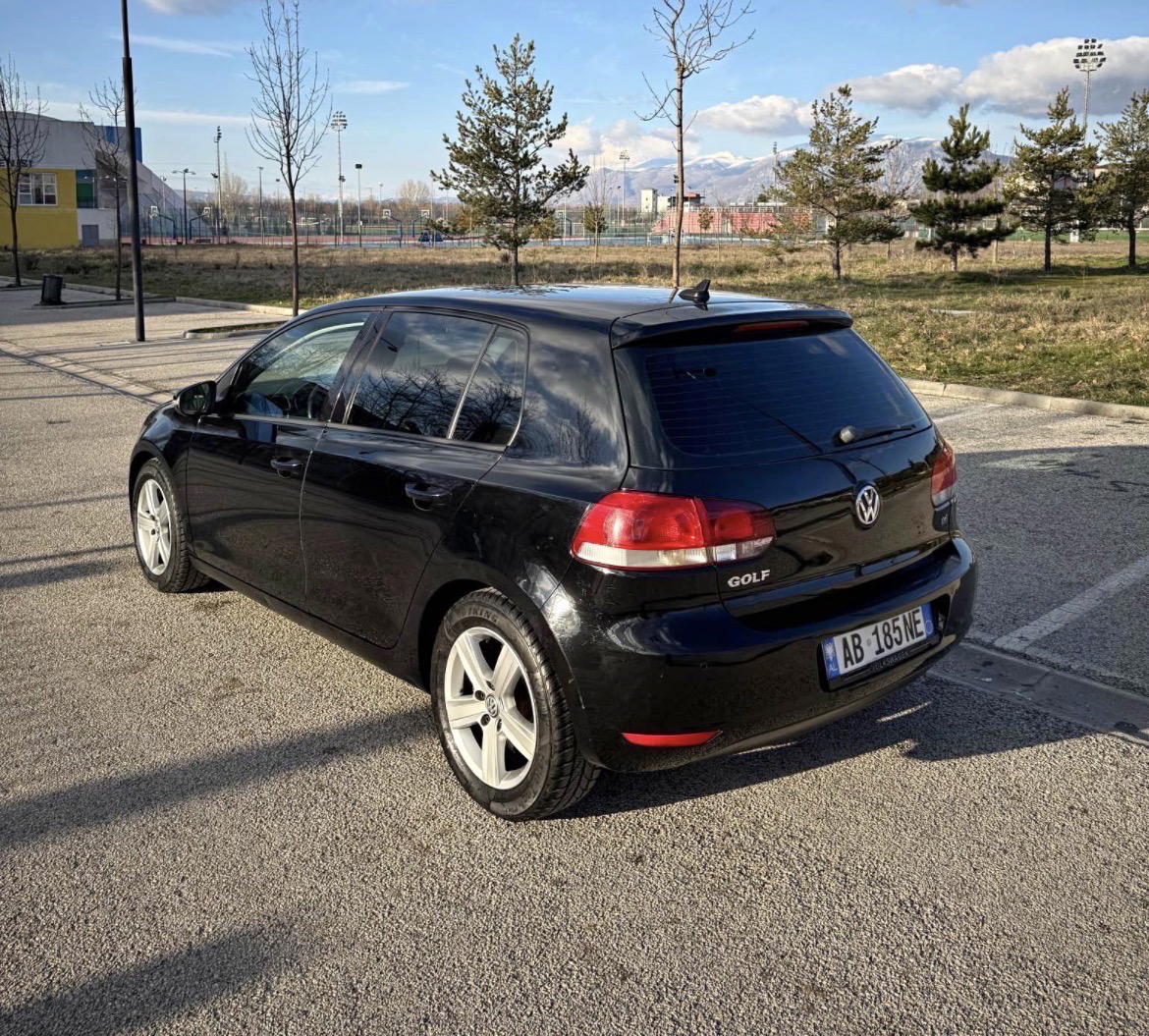 Volkswagen Golf - side view