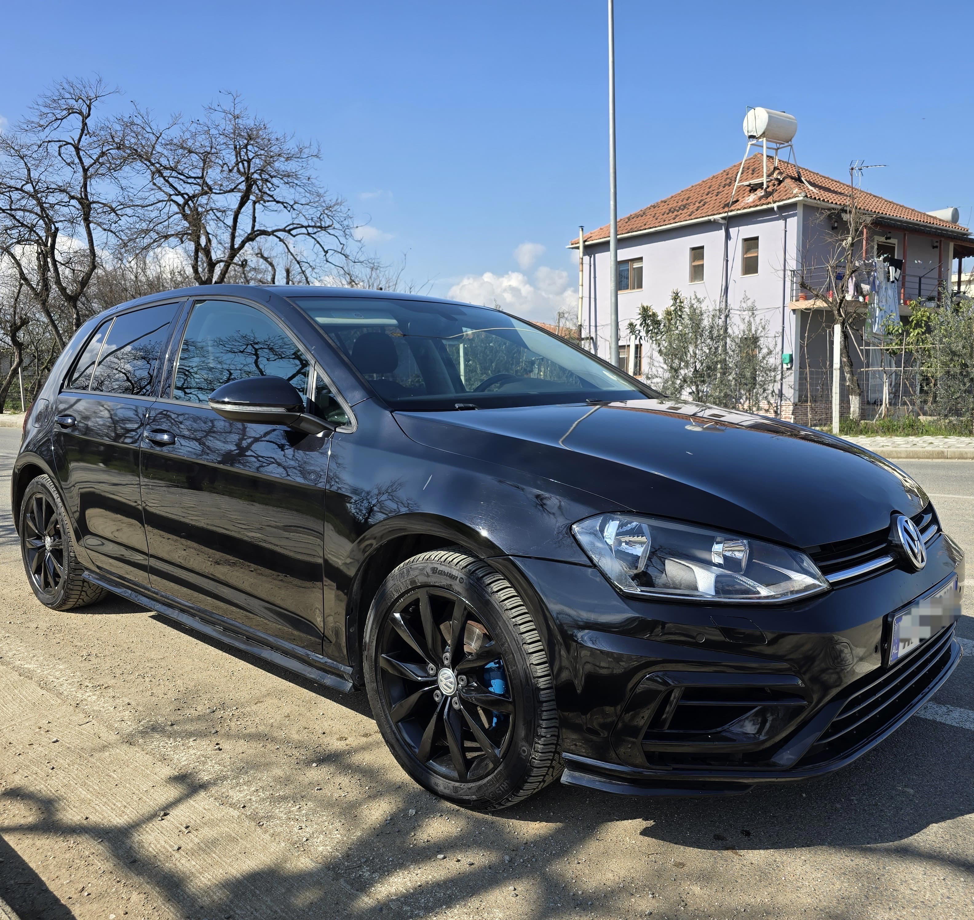 Volkswagen Golf - side view