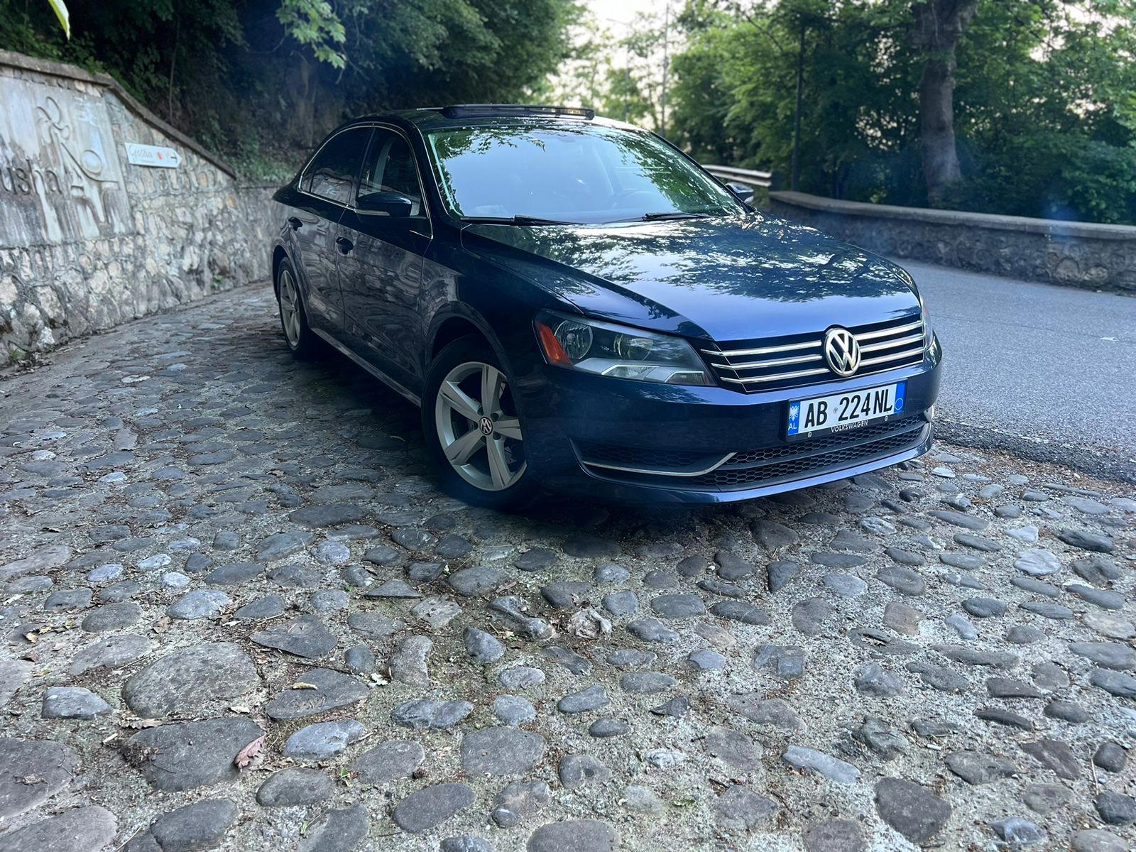 Volkswagen Passat - side view