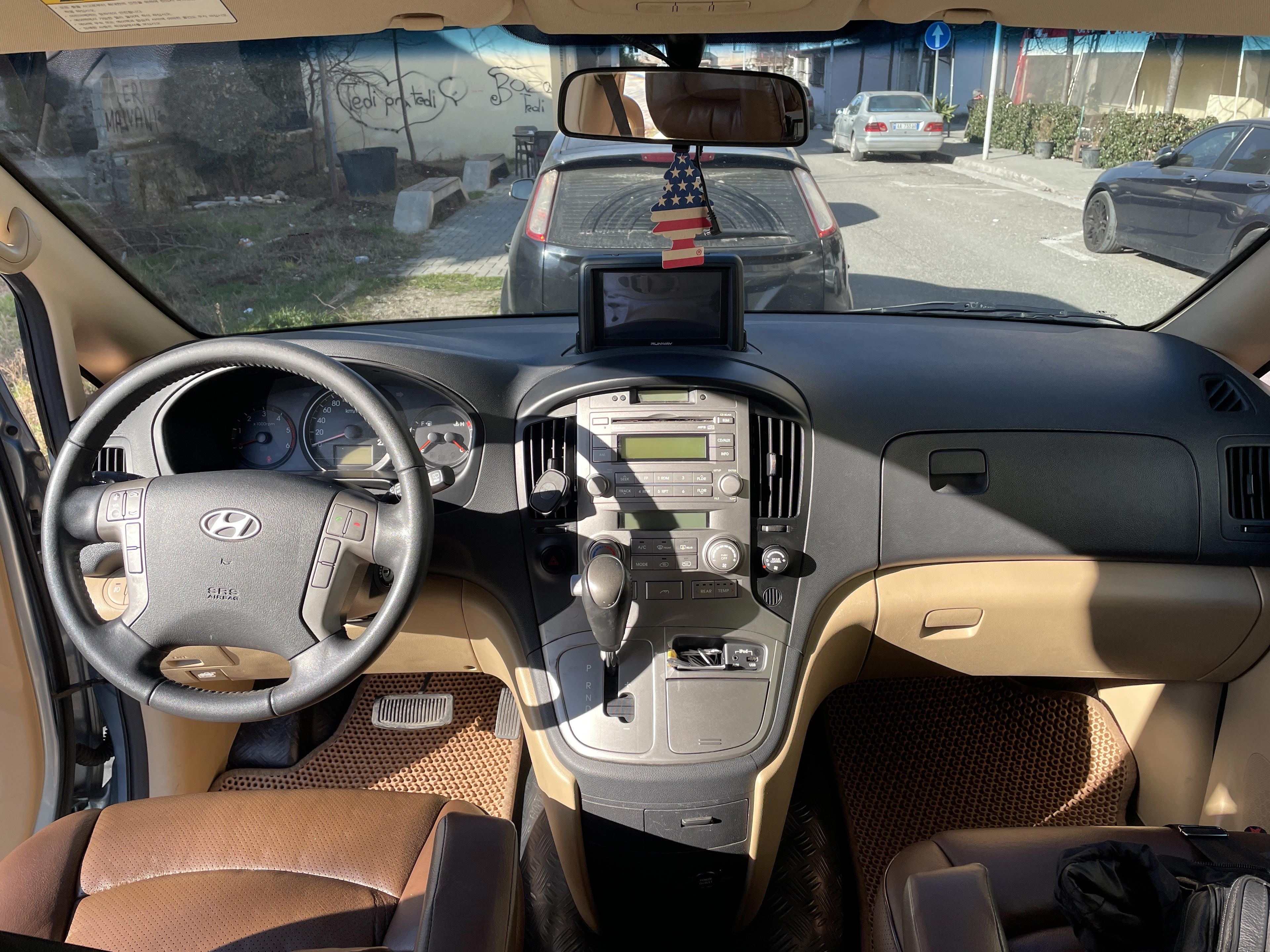 Hyundai Entourage - photo 3