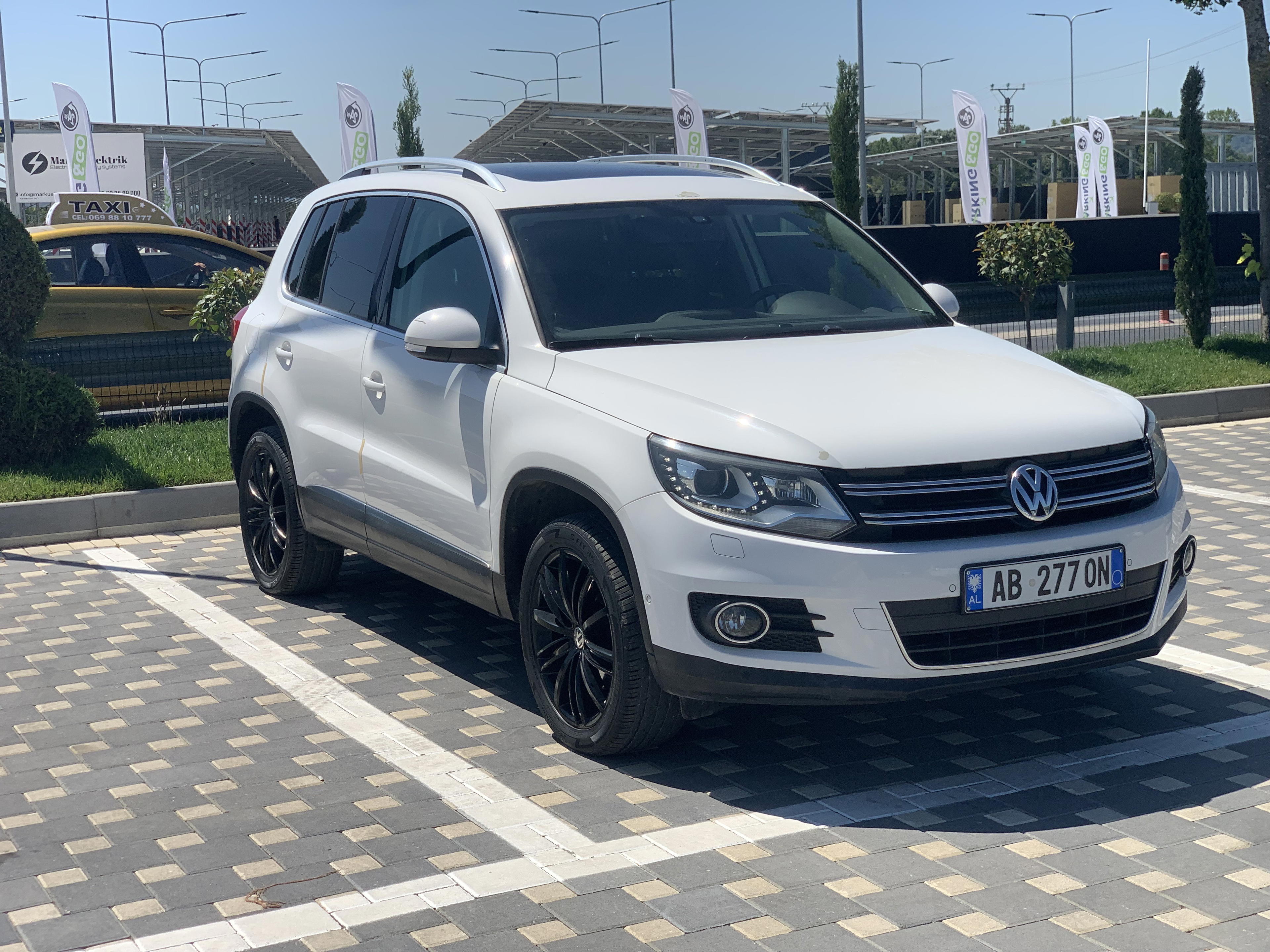 Volkswagen Tiguan - side view