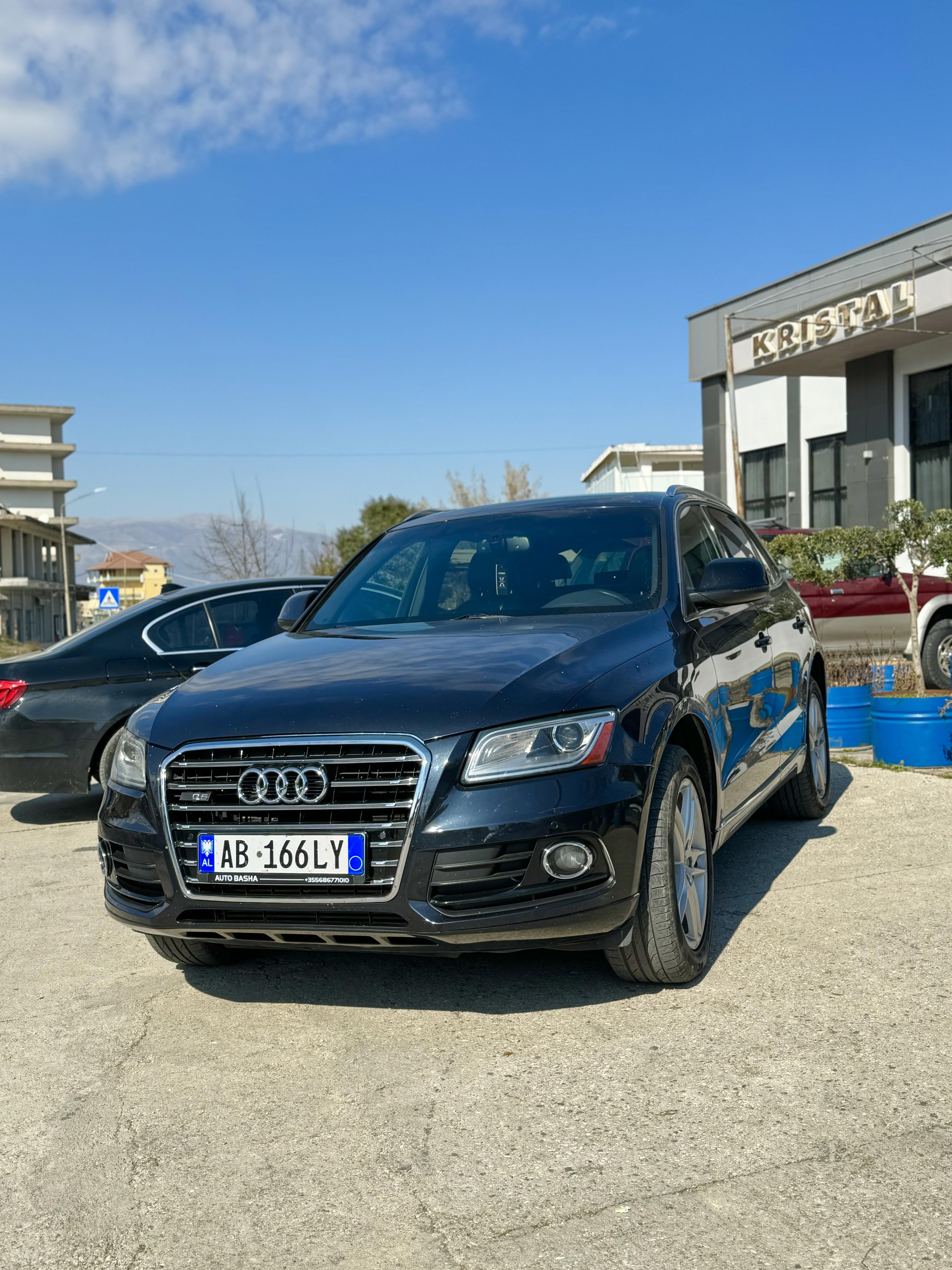 Audi Q5 - side view