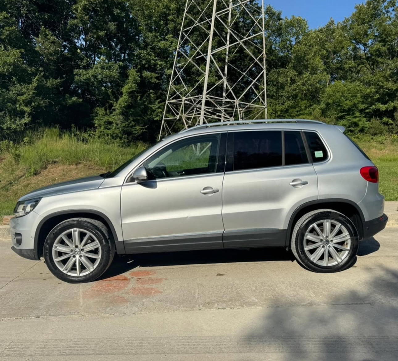 Volkswagen Tiguan Limited - side view